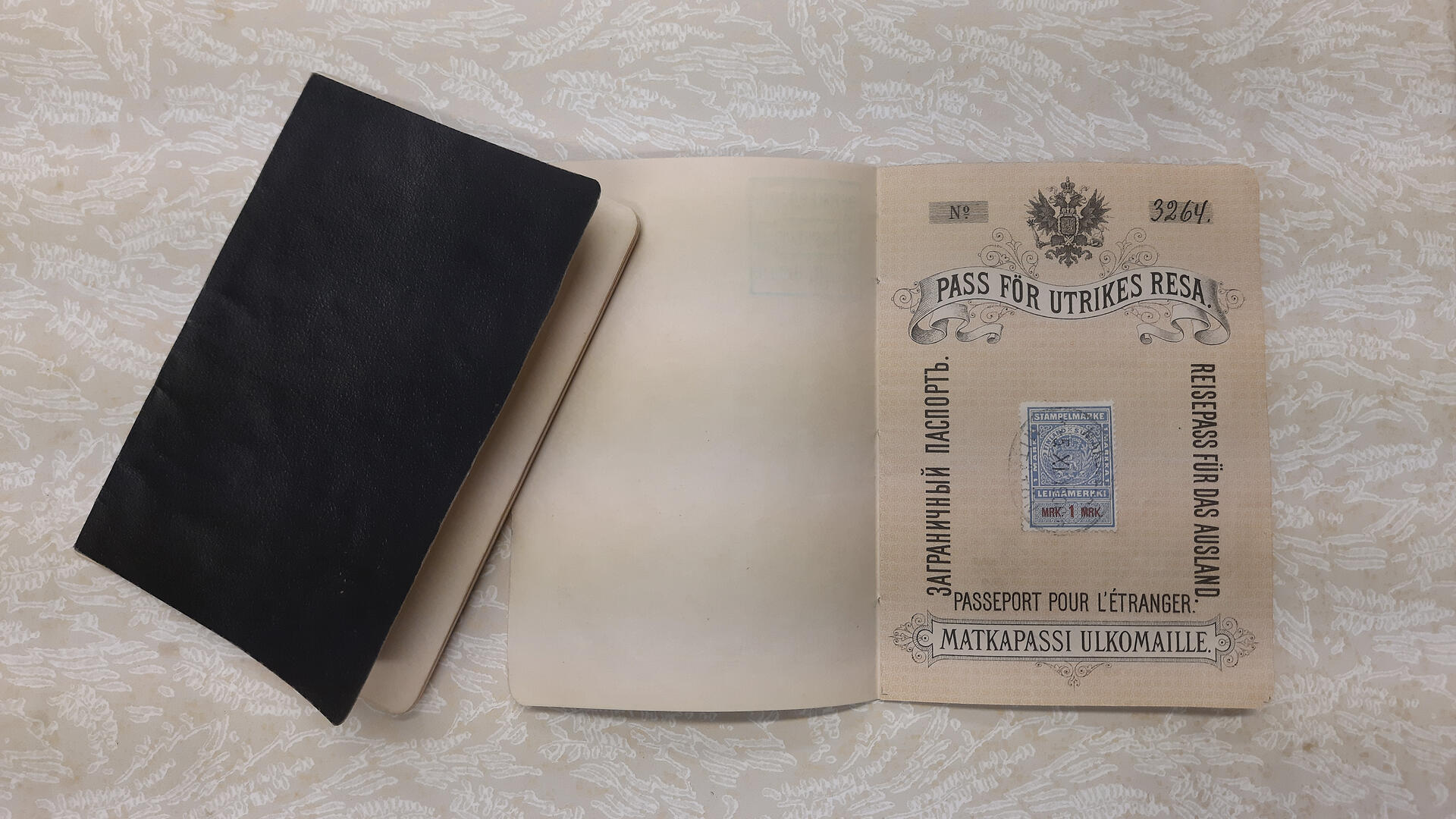 kaksi vanhaa passia tapettitaustalla
