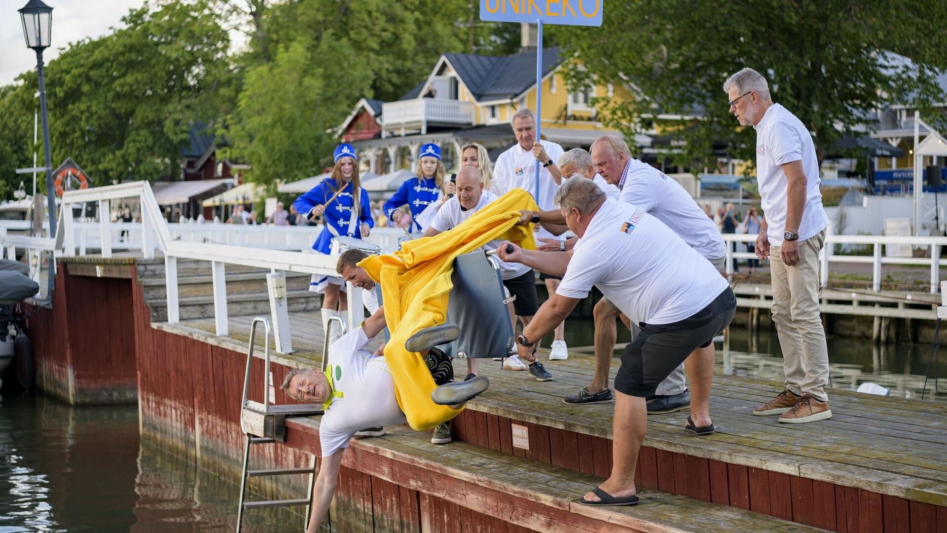 Unikeko 2024 Panu Routila heitetään laiturilta mereen.
