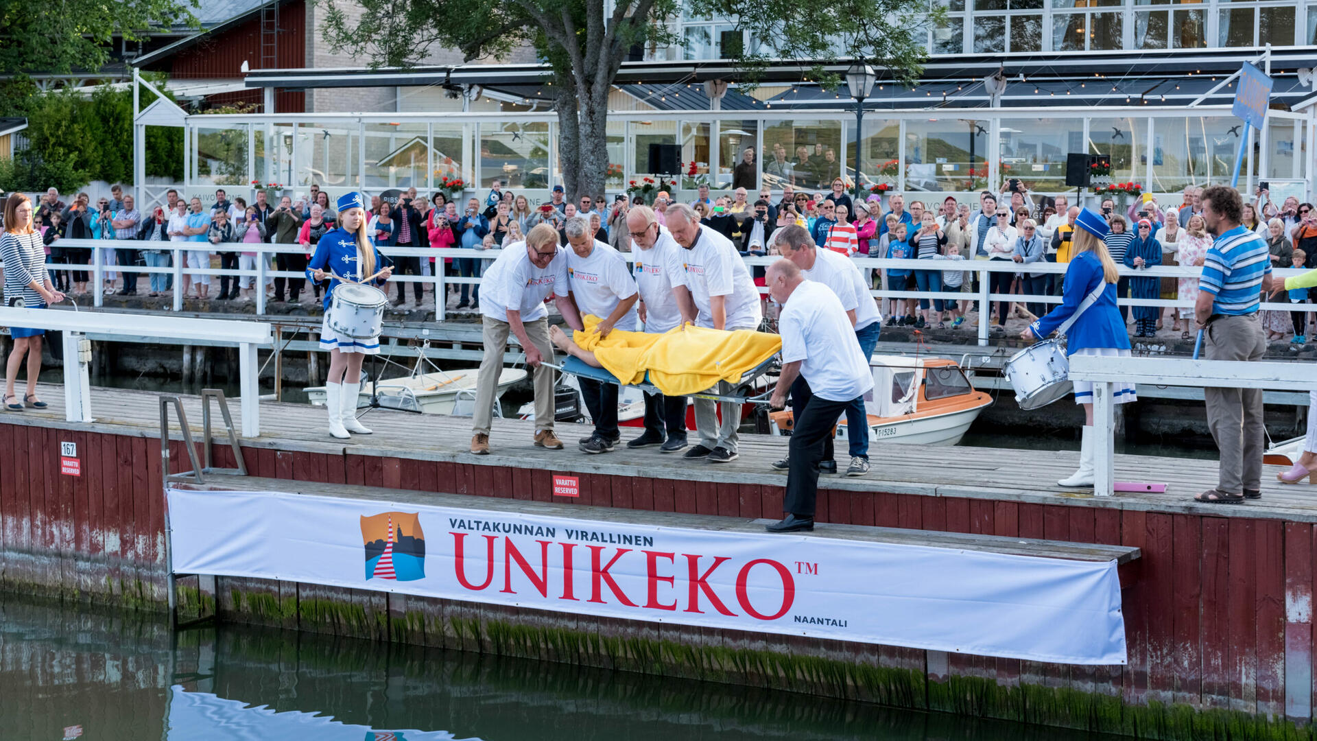 Vuoden 2017 Unikekoa ollaan heittämässä laiturilta mereen Kaivohuoneen edustalla.