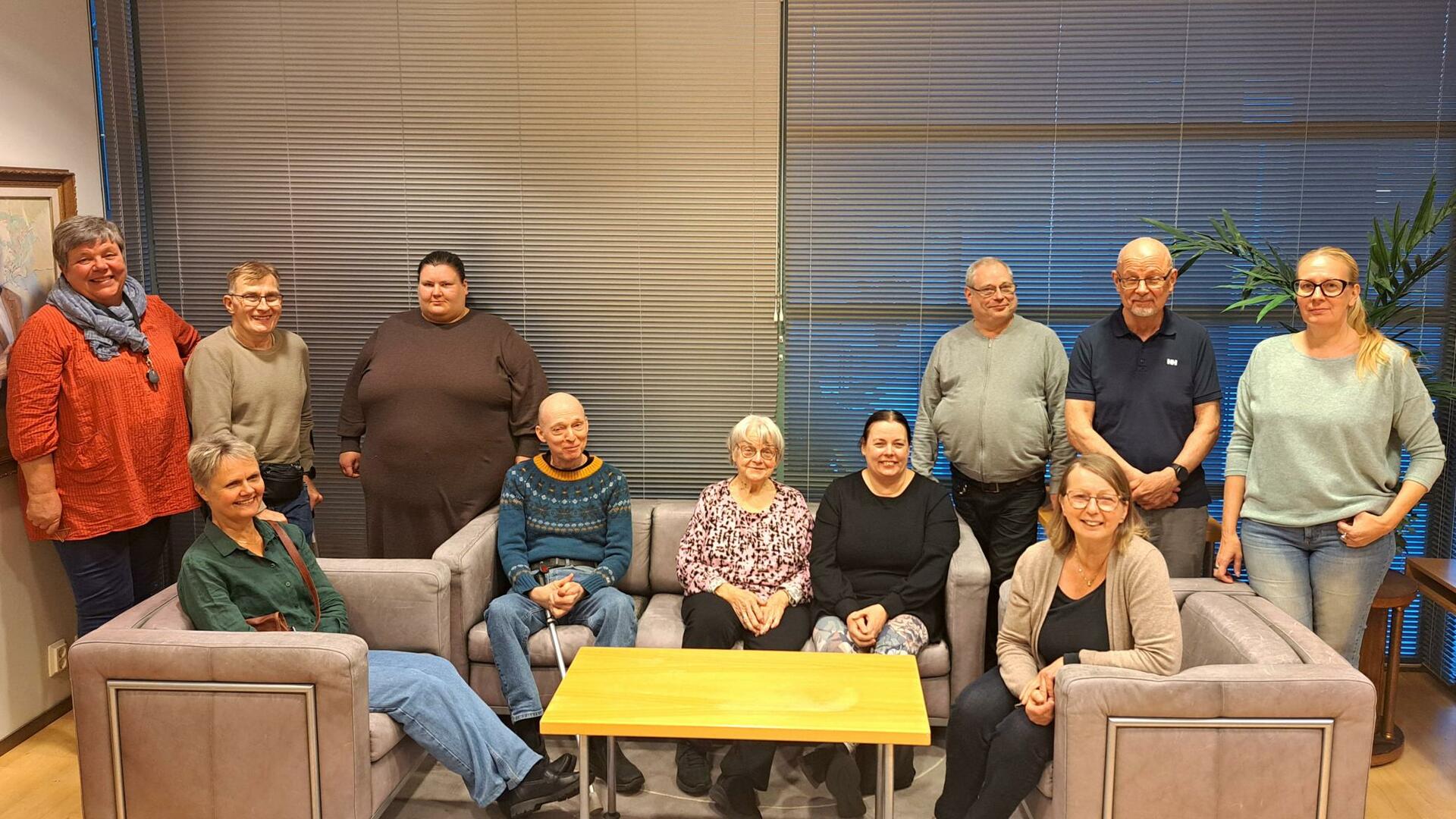 Vammaisneuvoston jäseniä kokoushuoneessa