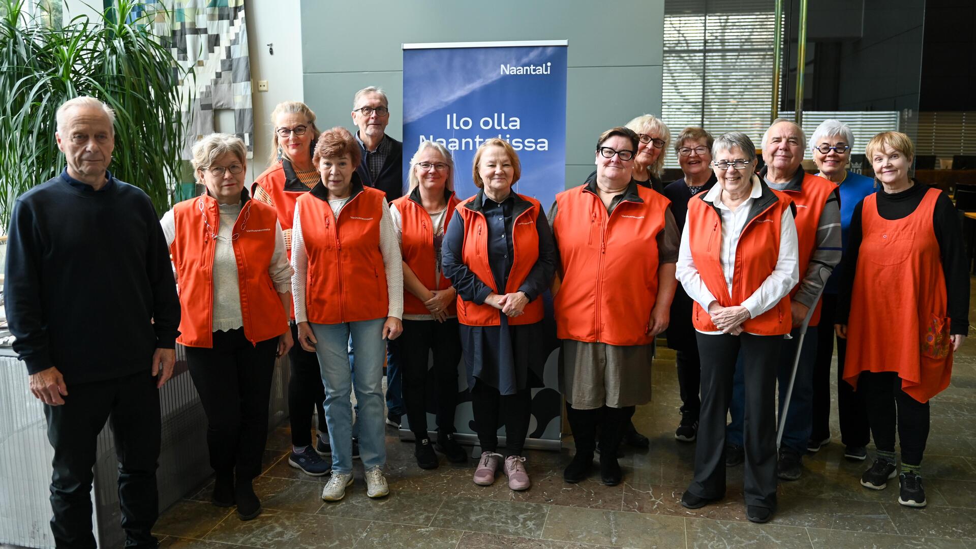 Vanhusneuvoston jäsenet yhteiskuvassa kaupungintalon aulassa