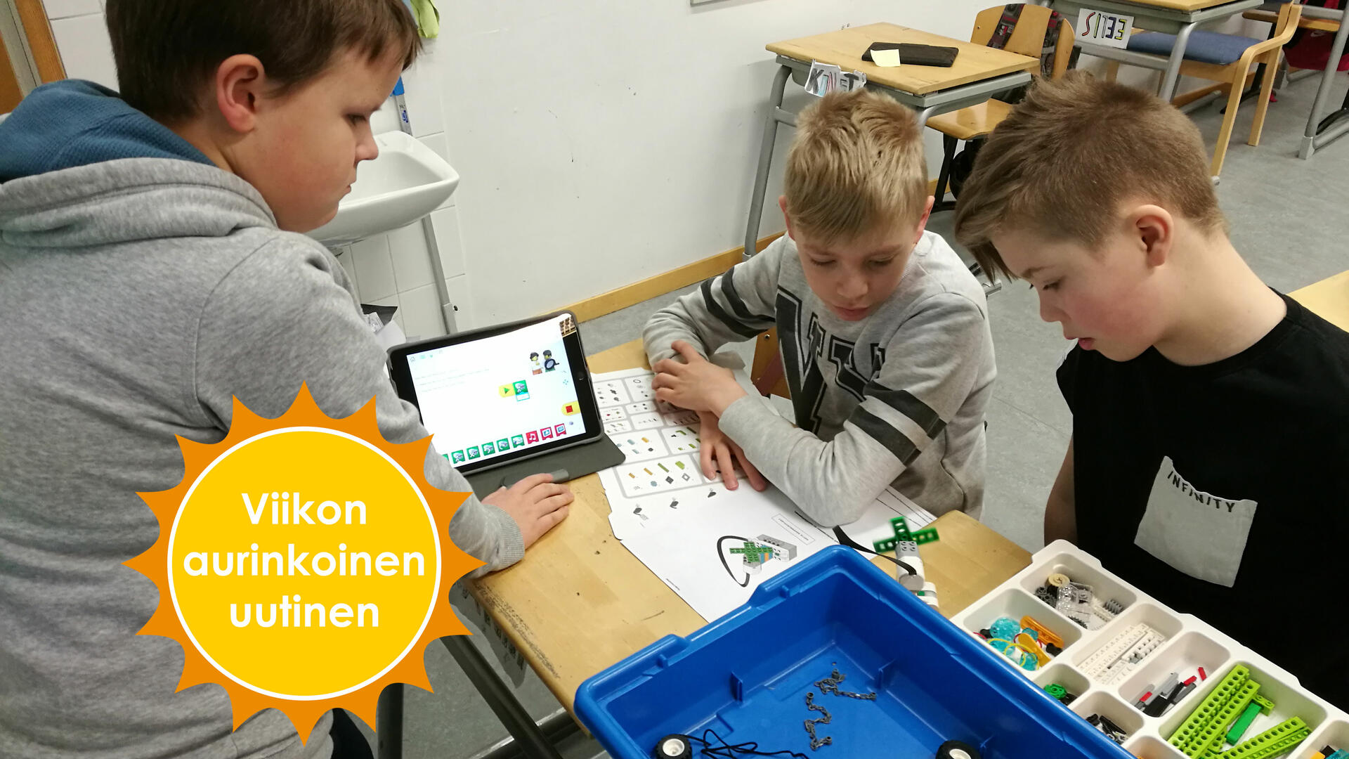 Oppilaat testaavat legorobotteja.