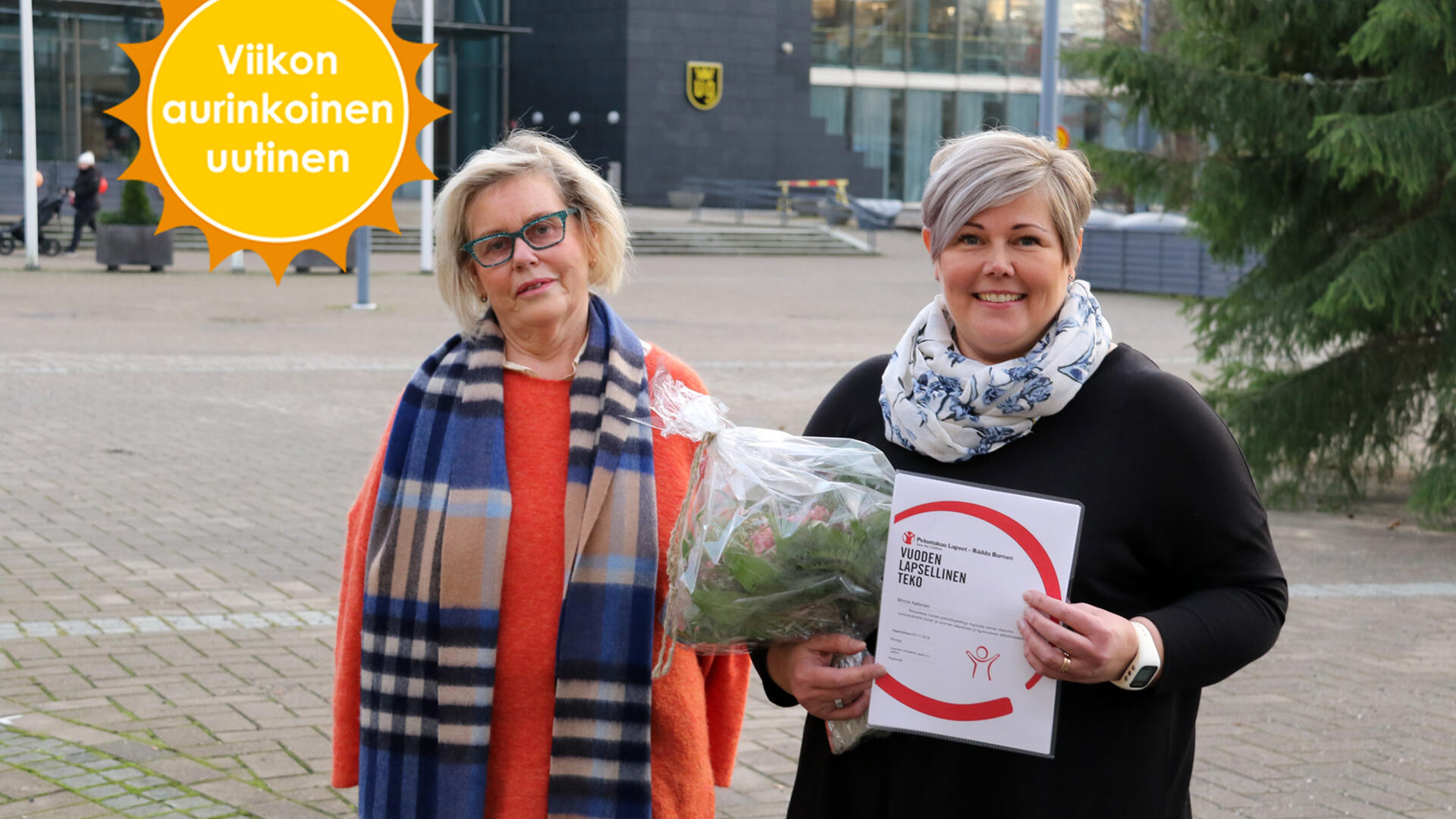 Hymyilevä Minna Aaltonen diplomin kanssa Naantalin torilla.