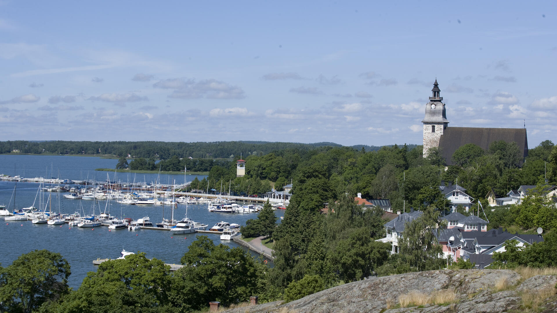Naantalin kirkko horisontissa, merta vasten