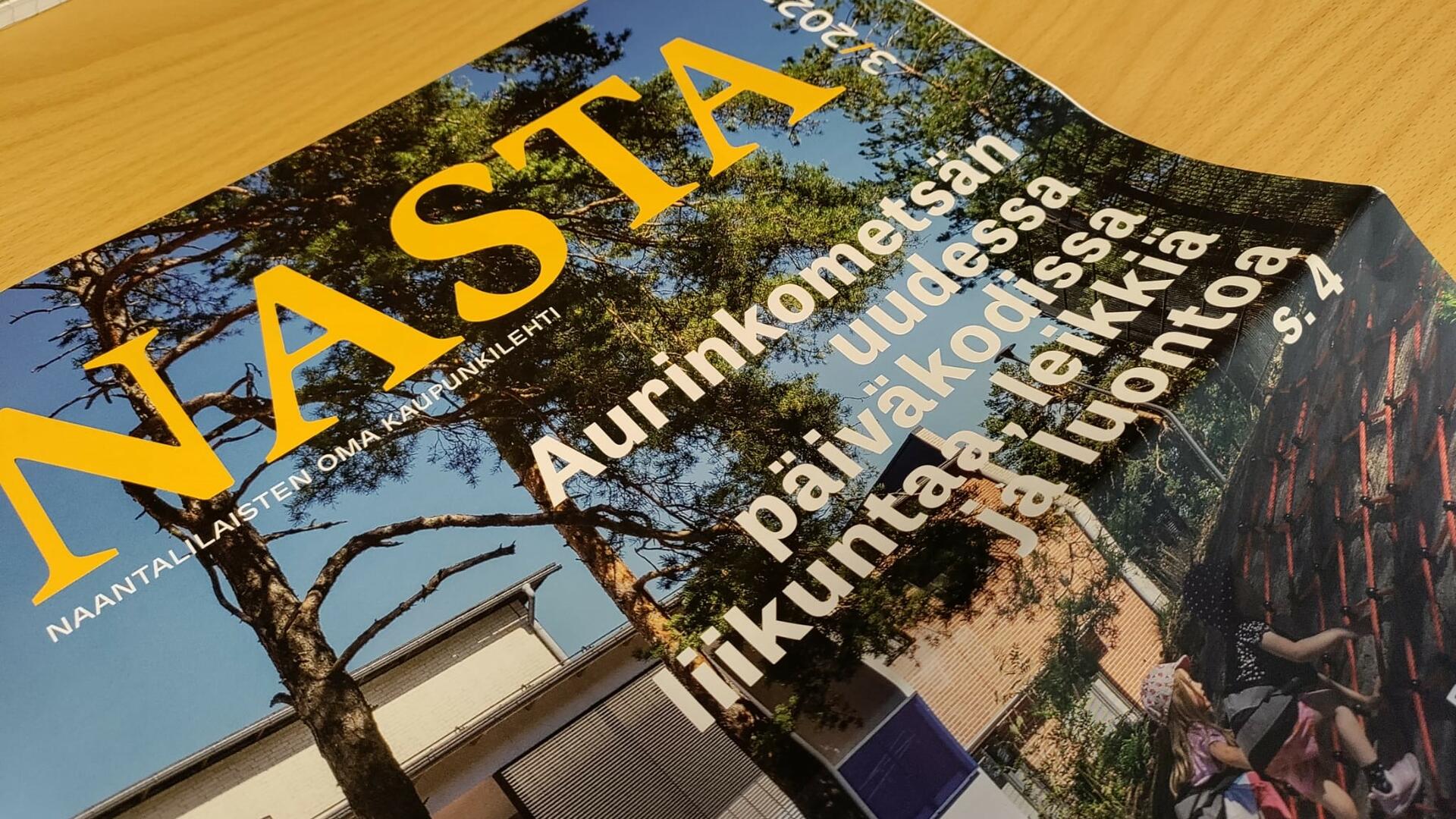 Paperinen Nasta 3/2022 -lehti pöydällä.