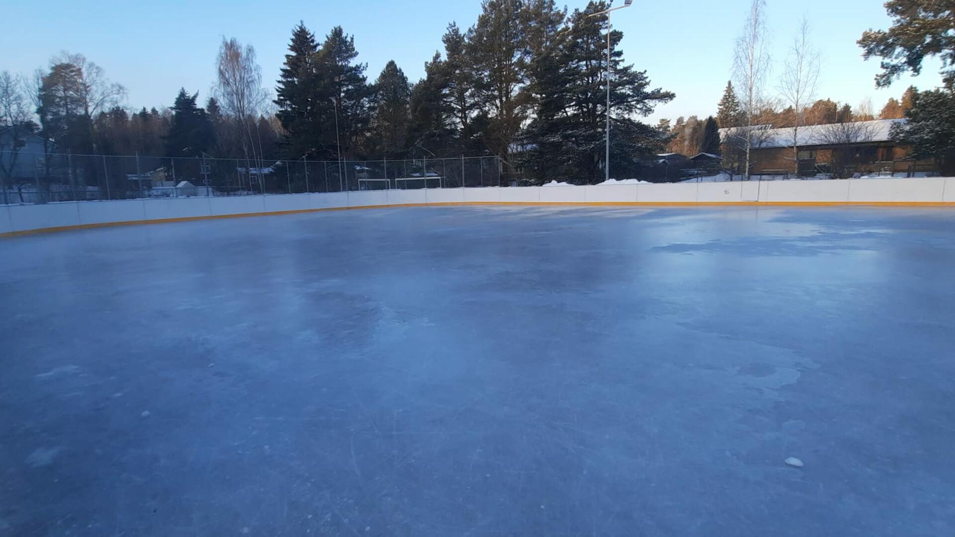 Tasainen, kiiltävä jääpinta Lietsalan luistelukentällä.