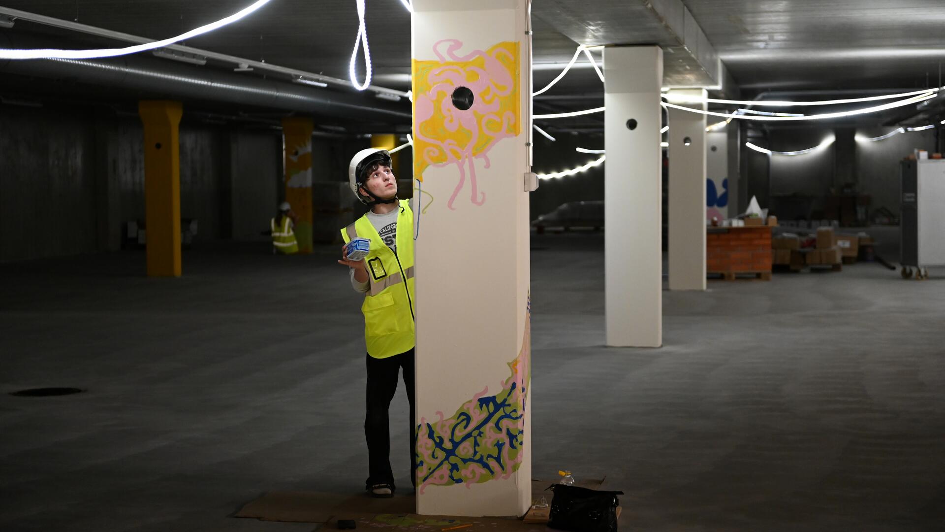 Naantalin Nuorisopalveluiden yhteisötaideprojekti Kalevanniemen kampuksen parkkihallissa.
