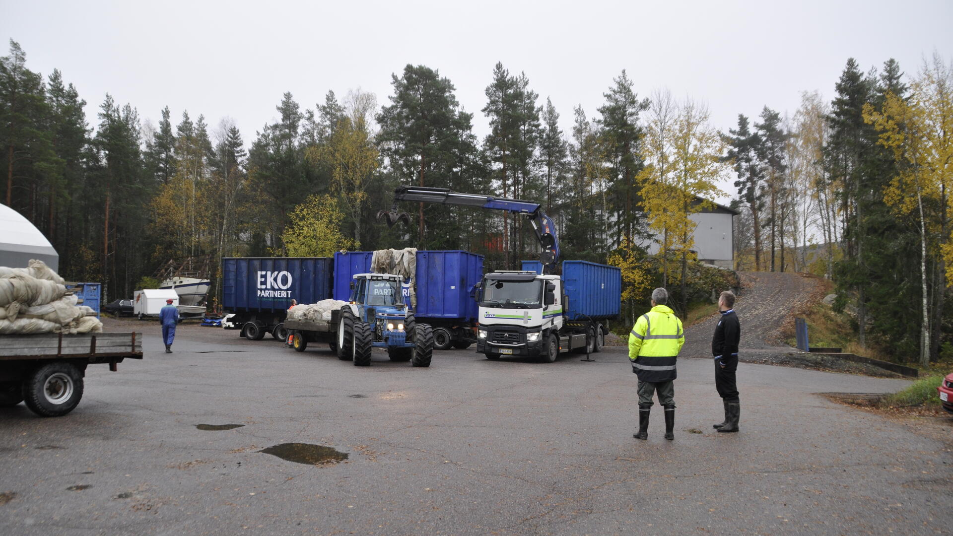 Muovia lastataan traktorin peräkärrystä lavoille.