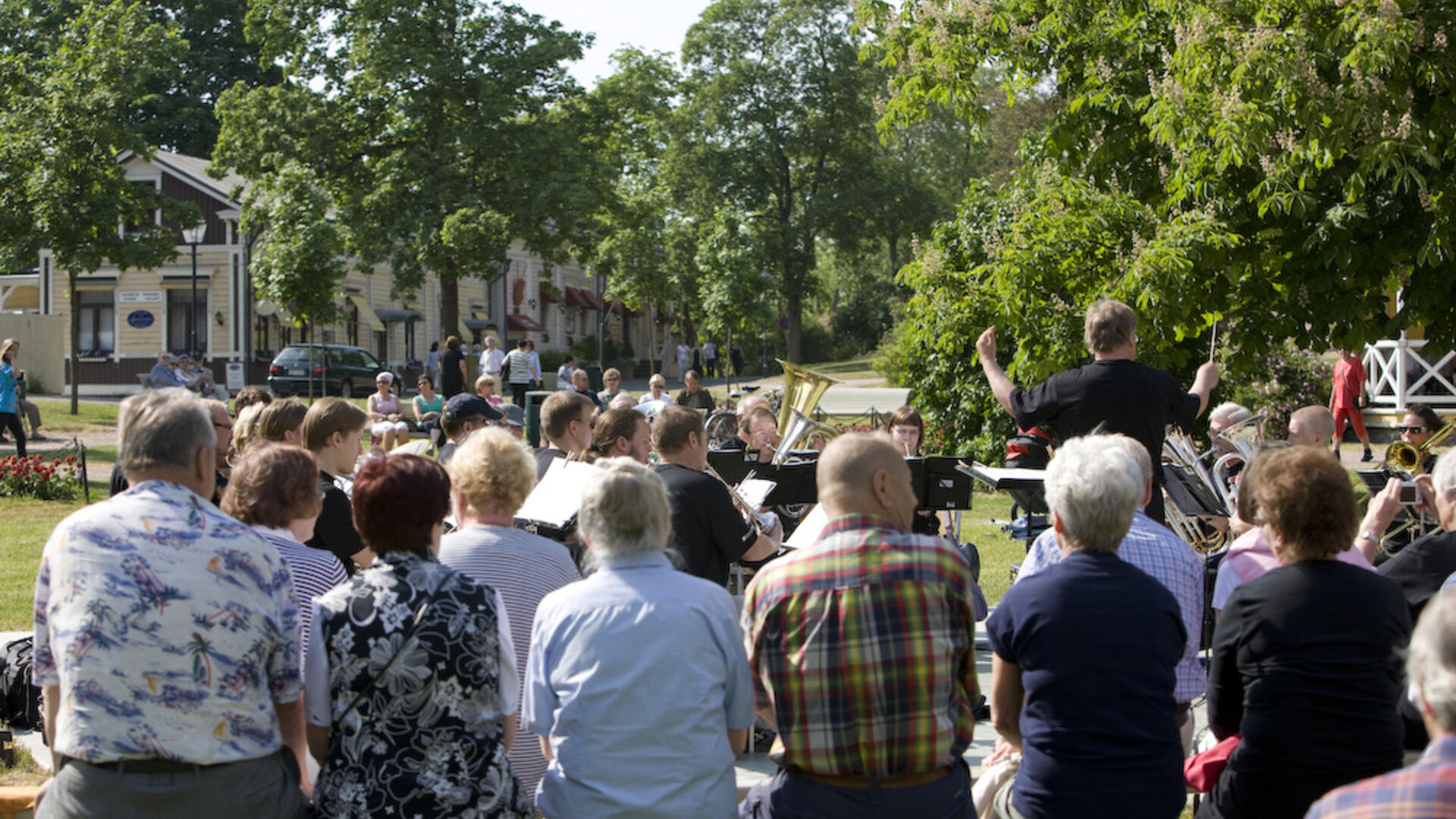 Ihmisiä katsomassa konserttia Kirkkopuistossa.