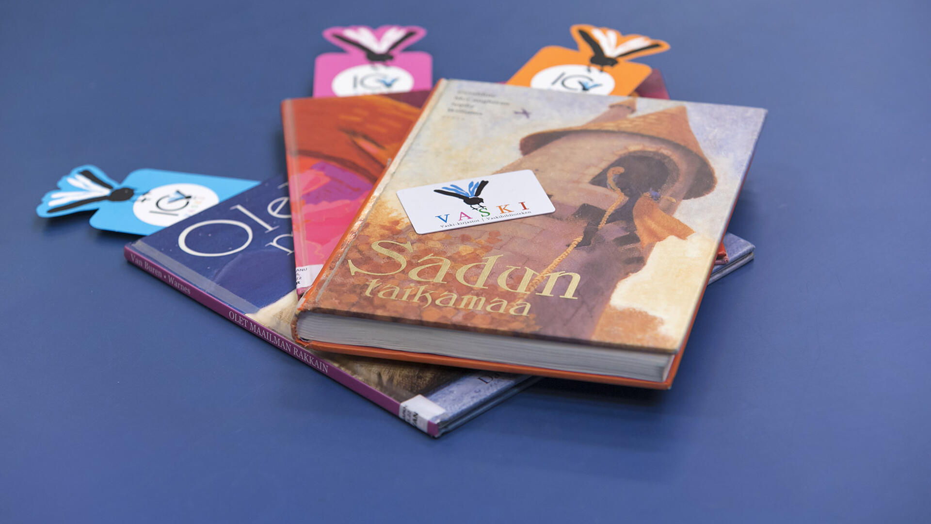 Satukirjoja ja Vaski-kirjastokortti pöydällä