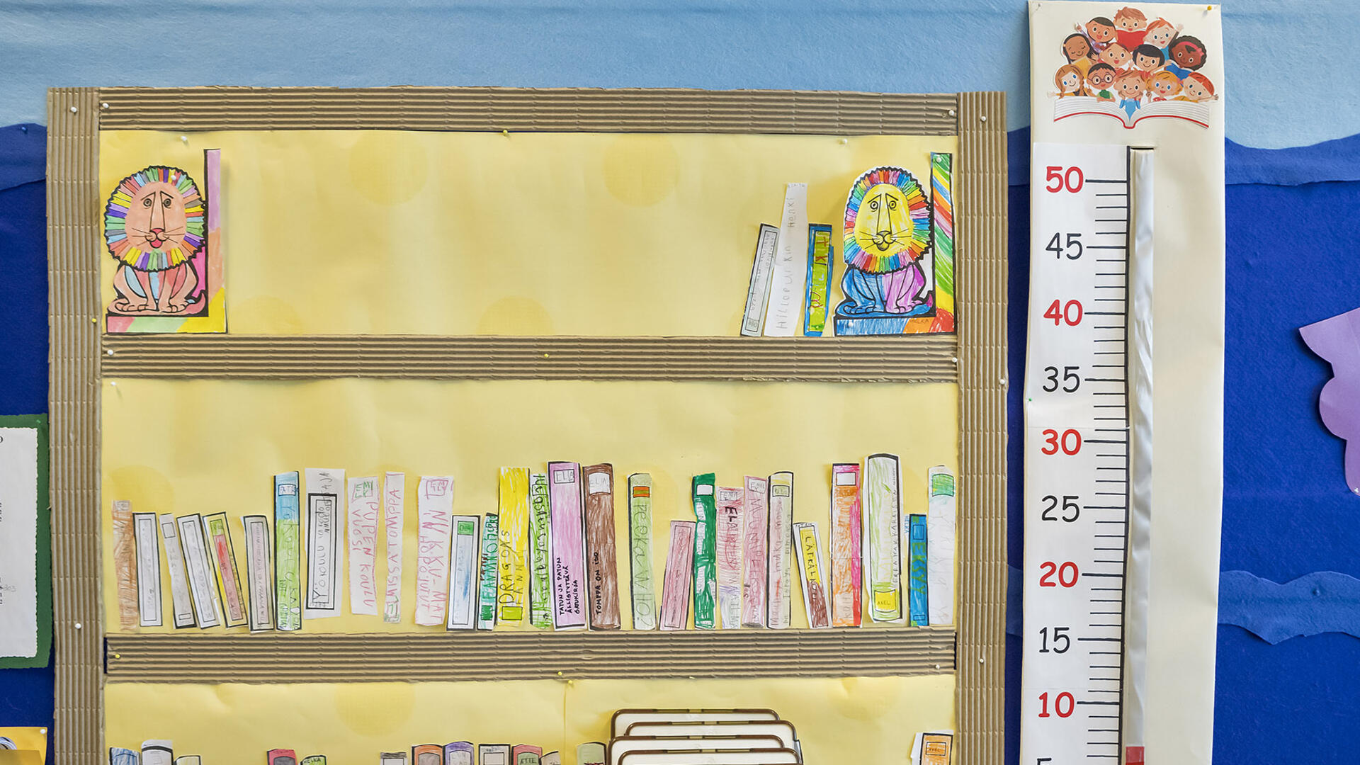 Koululaisen piirros kirjahyllystä