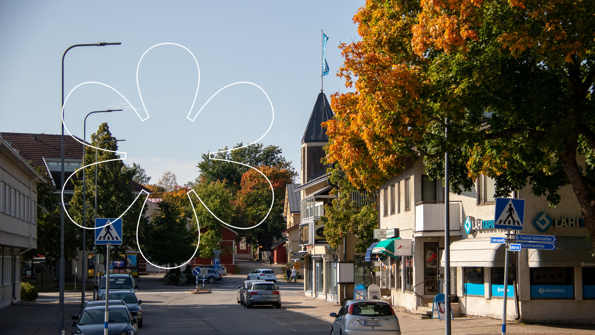 Syksyistä keskustakatumaisemaa Naantalissa, kuvan päällä aurinko-elementti.