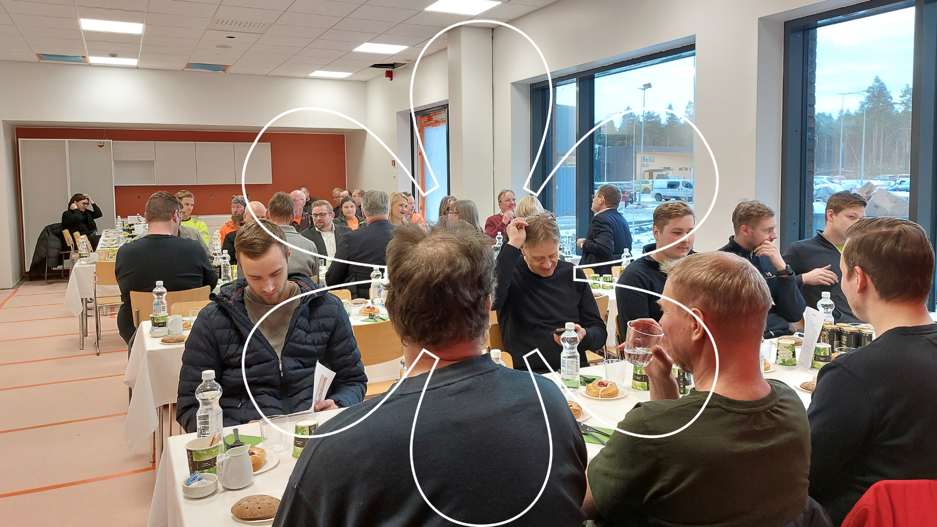 Ihmisiä pöytien ääressä syömässä hernekeittoa. Kuvan päällä Onnellinen aurinko -tunnus.