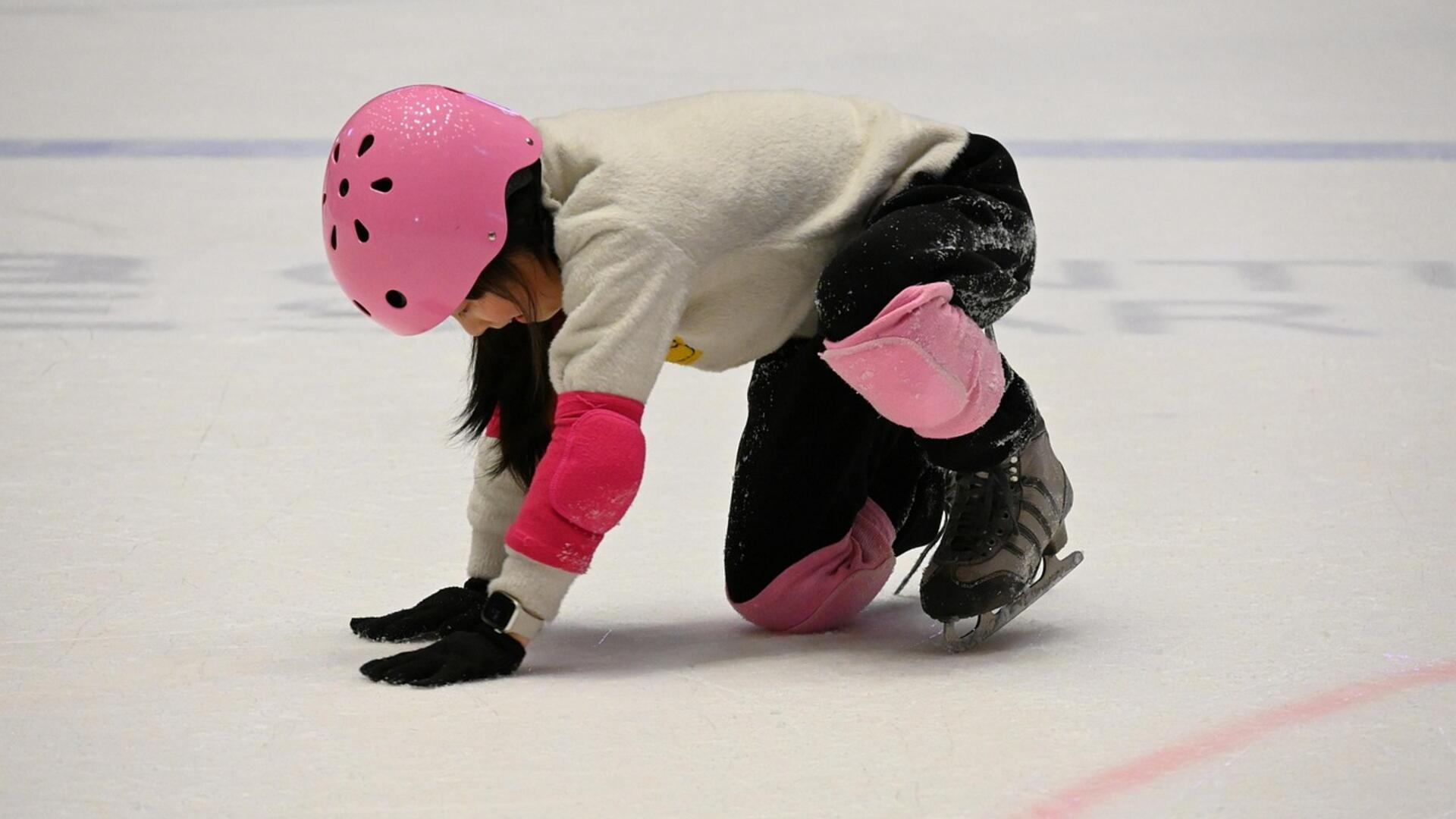 Lapsi harjoittelee luistelua
