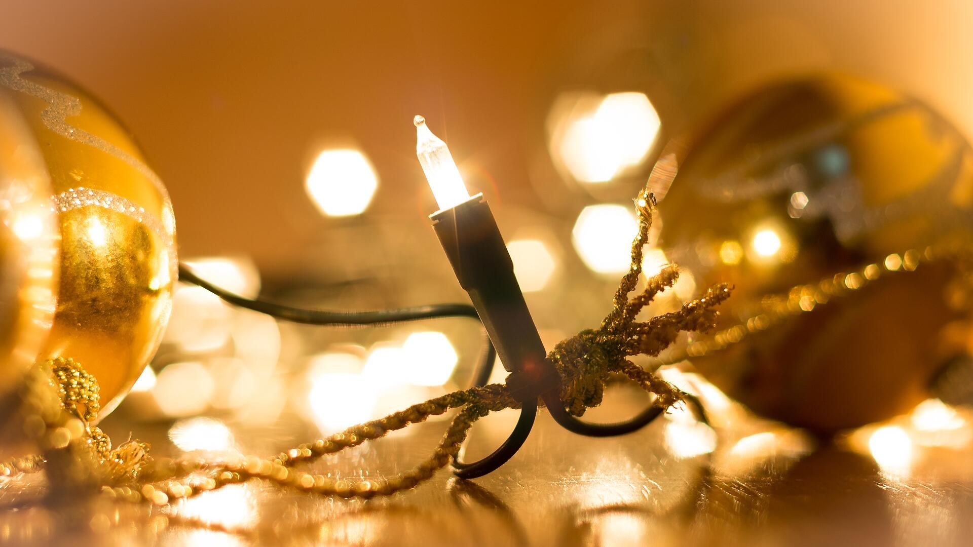 Keltaiset jouluvalot joulupallojen kanssa.