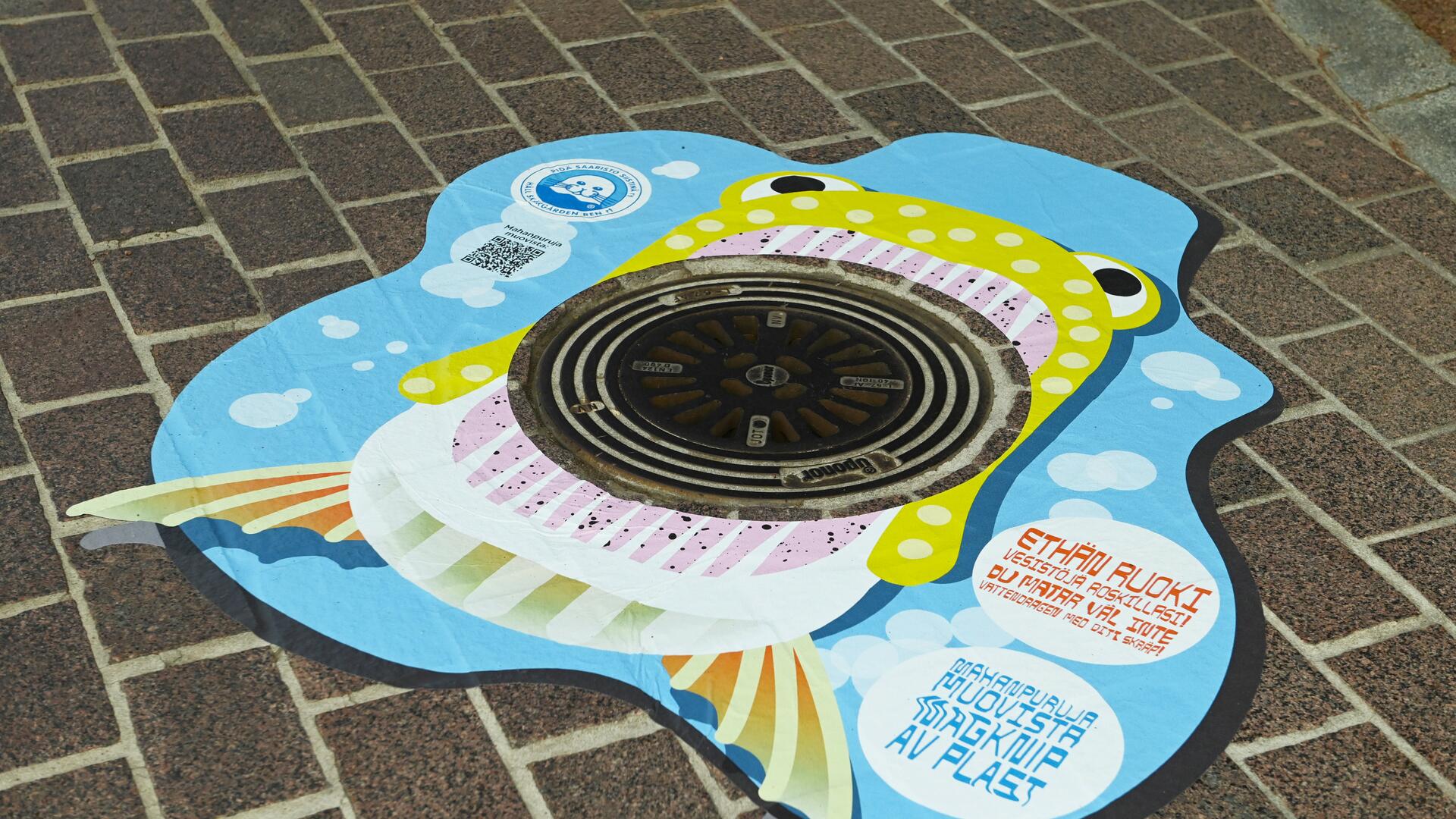 Mahanpuruja muovista-kampanjan klaa muistuttava hulevesitarra vesikaivon ympärillä.