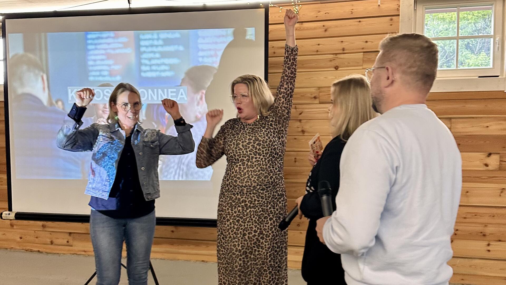 Naantalin Yrittäjien puheenjohtaja Annika Rahtu vastaanottaa palkinnon Varsinais-Suomen Yrittäjien palkitsemisjuhlassa.