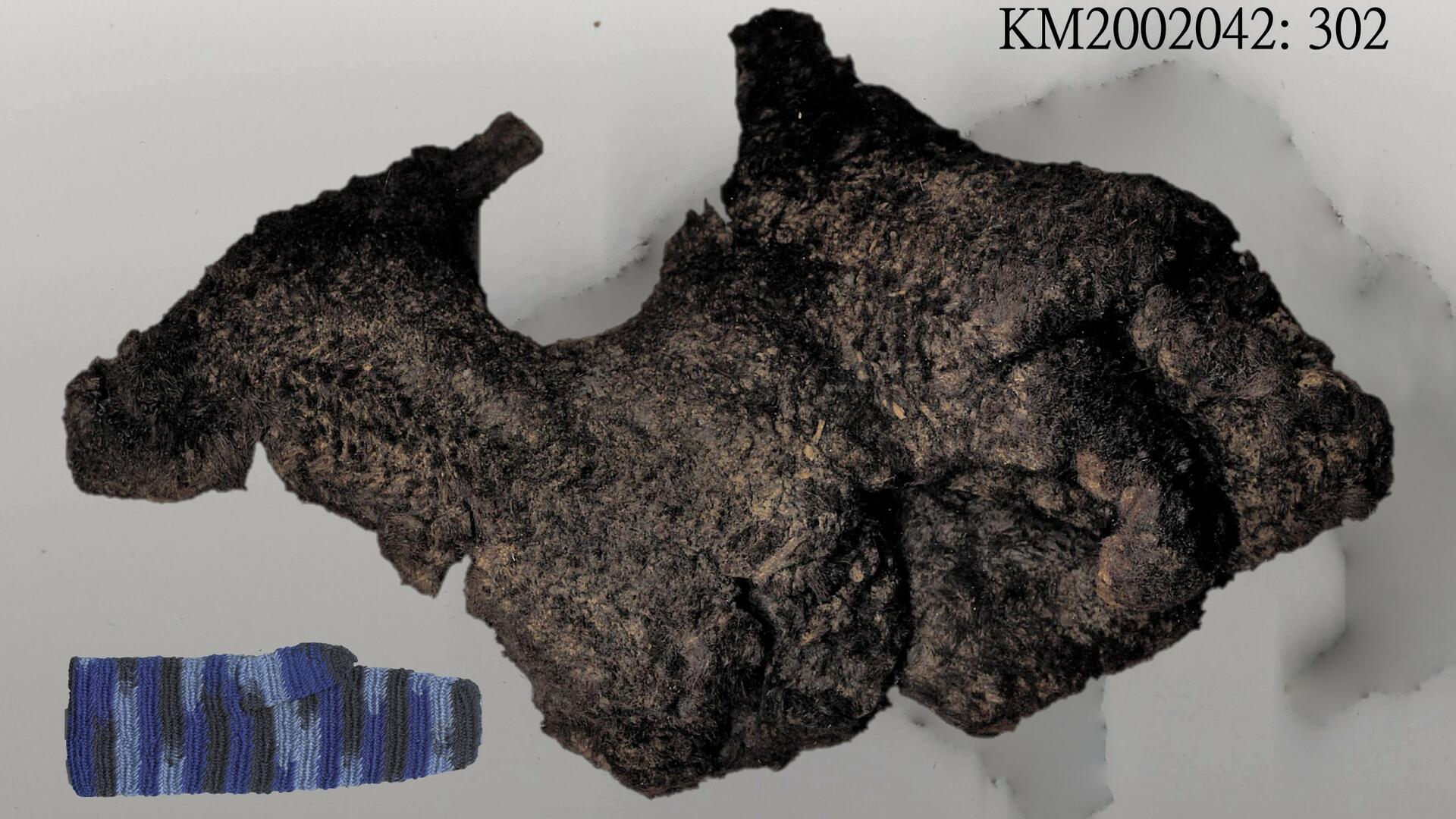 tummasävyinen tekstiilinpala