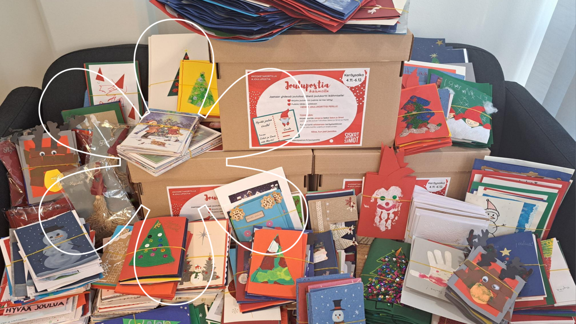 Suuri määrä itsetehtyjä joulukortteja.