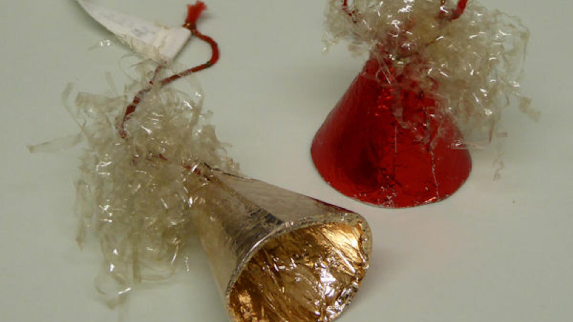 itse askarrellut joulukuusenkellot, kullanvärinen ja punainen