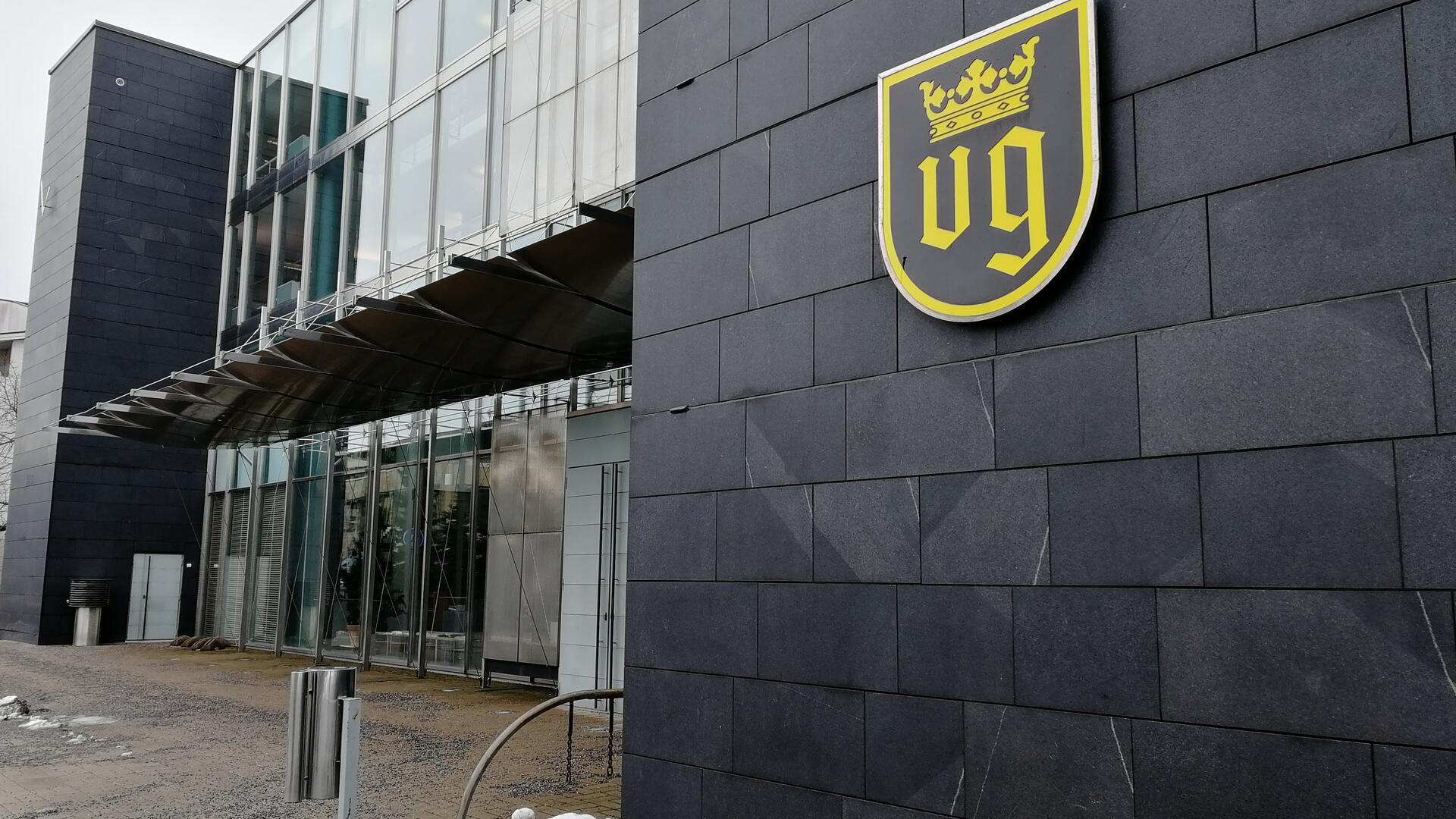 Kaupungintalon julkisivu ja vaakuna seinällä