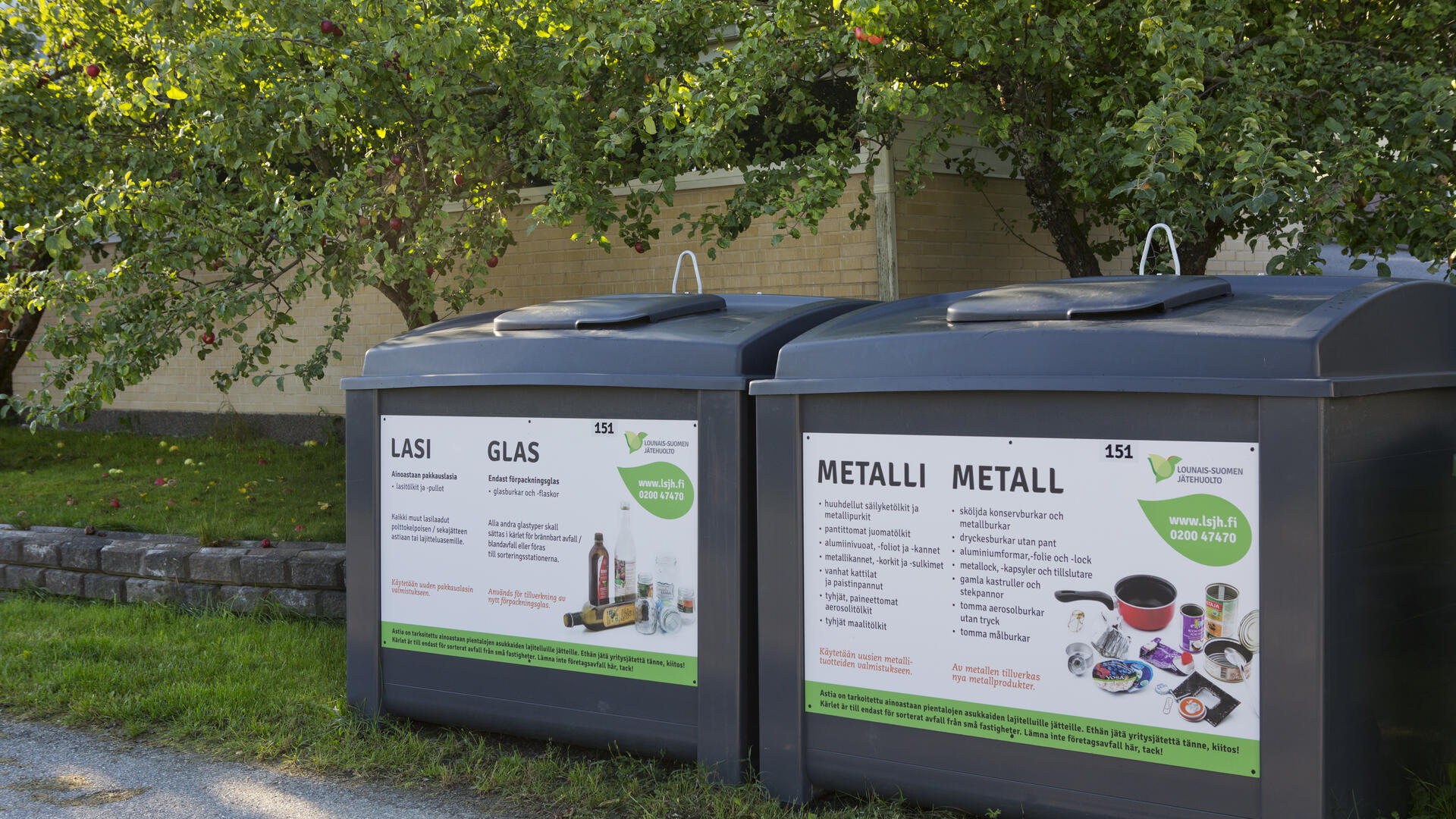 Harmaat Lounais-Suomen Jätehuollon lasin ja metallin kierrätyspisteet.