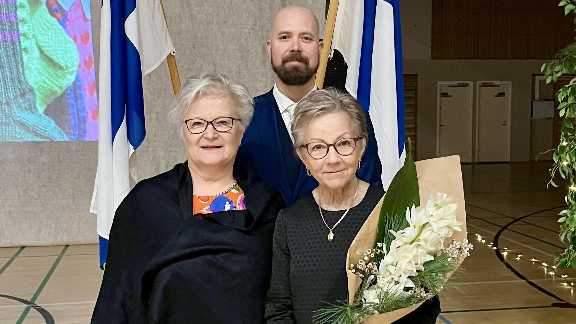 Killin kehitysvammaisten tuki ryn puheenjohtaja Riitta Kantonen ja Elina Leino sekä hyvinvointilautakunnan puheenjohtaja Niko Huppunen yhteiskuvassa juhlassa