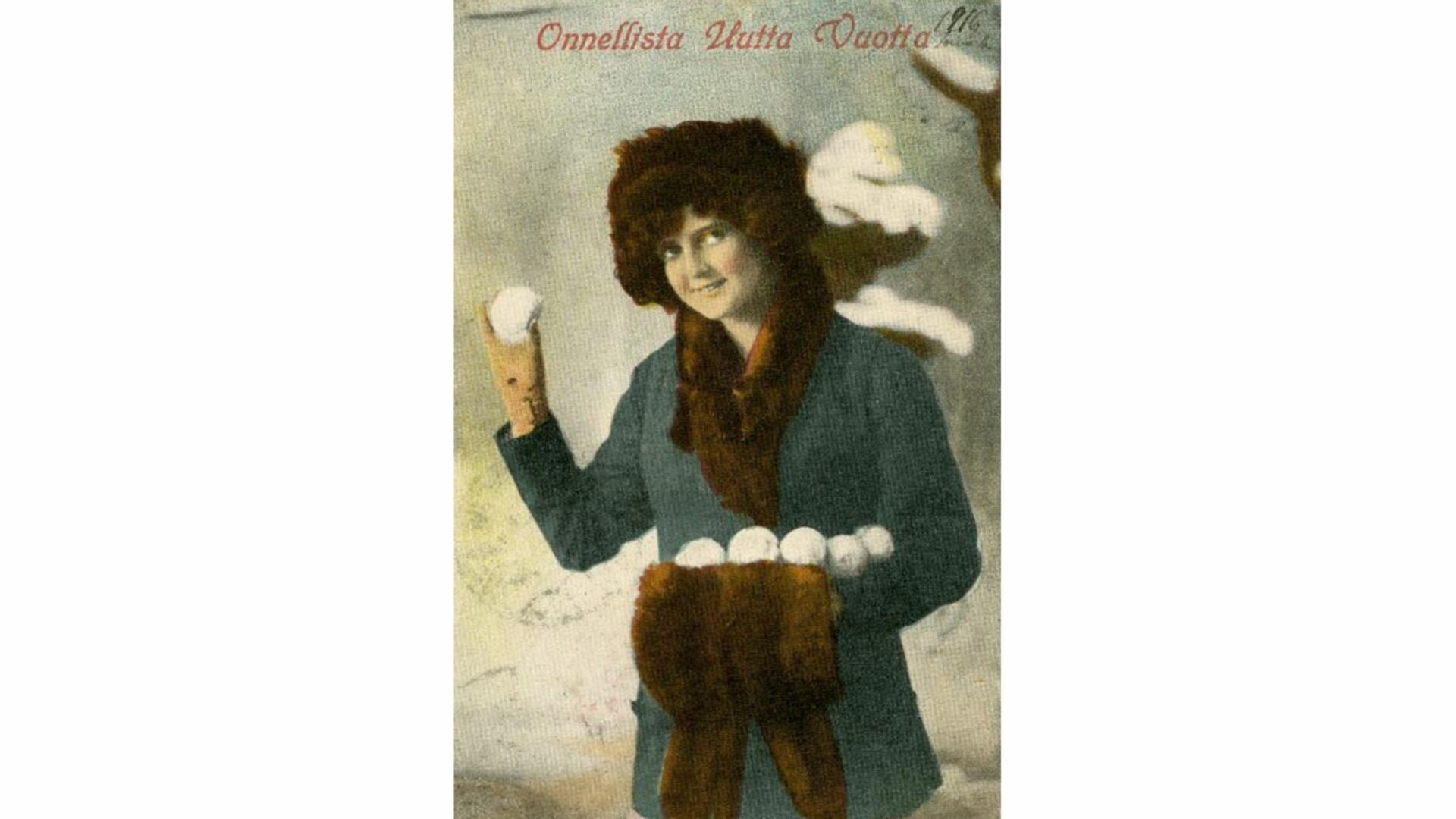 kortin kuvassa nuori nainen talviasussa pitää lumipalloa kädessään ikään kuin heittääkseen sen. Kortin yläreunassa teksti Hyvää uutta vuotta ja käsin yläkulmaan lisätty vuosi 1916.