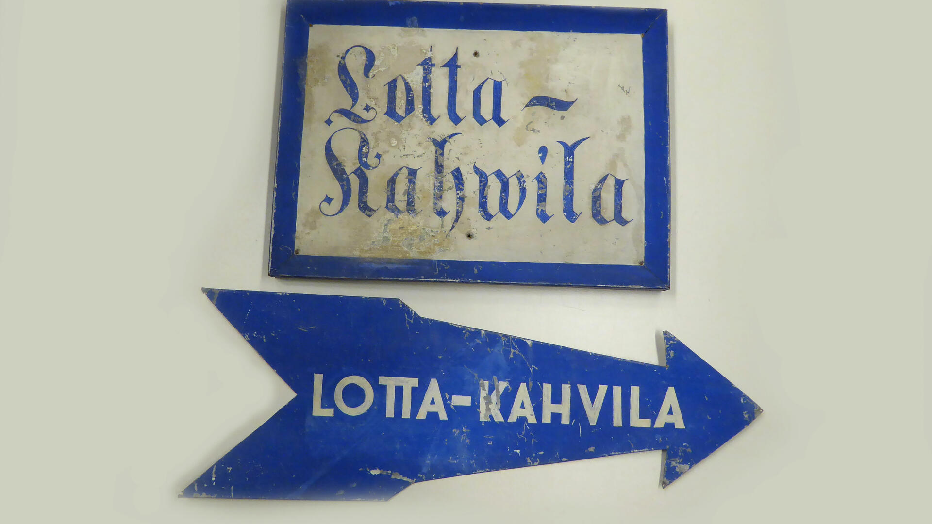 kaksi vanhaa sinivalkoista ulkokylttiä