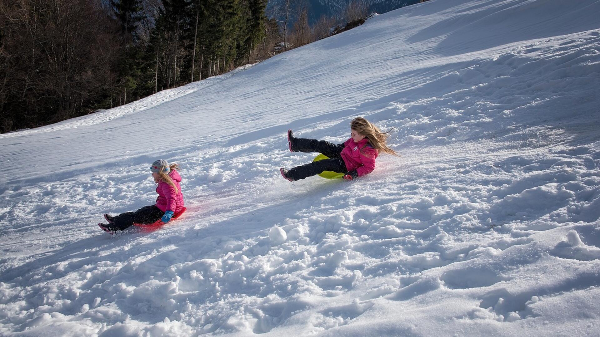 Kaksi lasta liukumassa