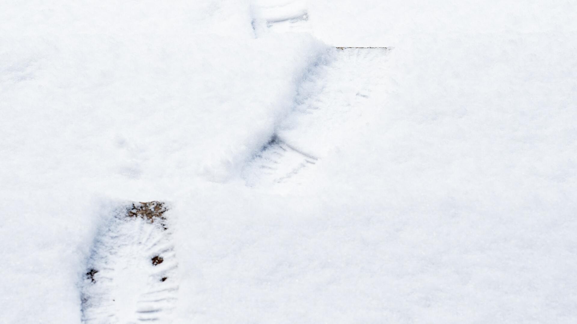 Jalanjäljet lumessa.