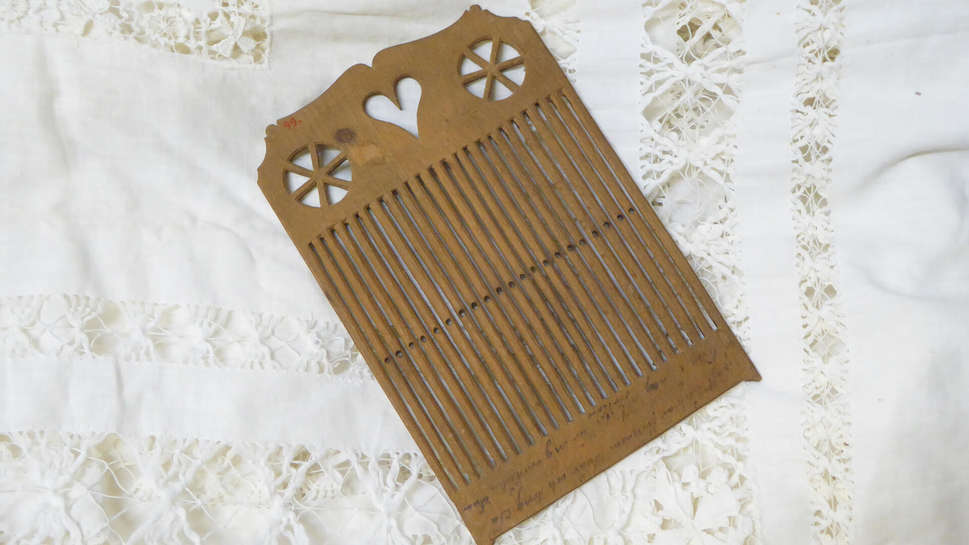 valkoisen tekstiilin päällä puusta tehty nauhapirta