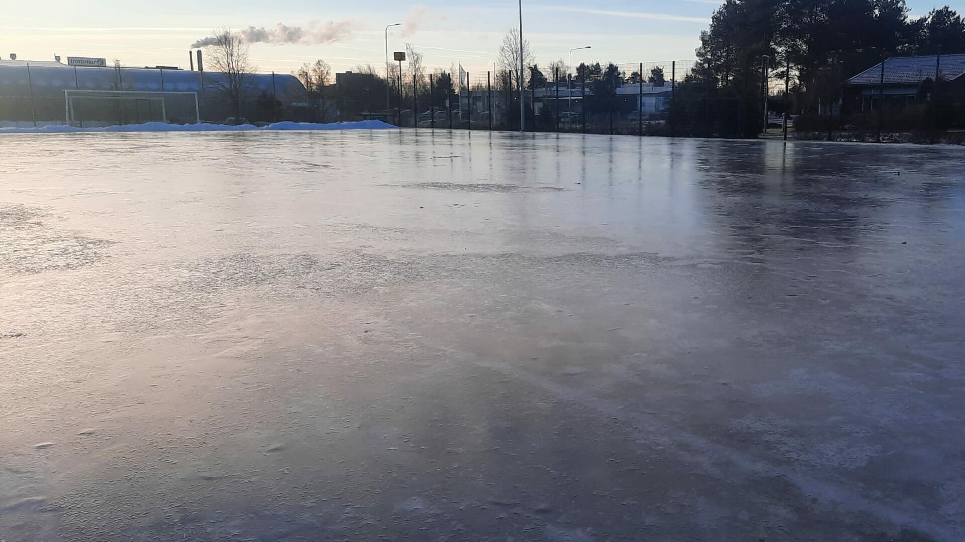 Jäädytetty luistelukenttä