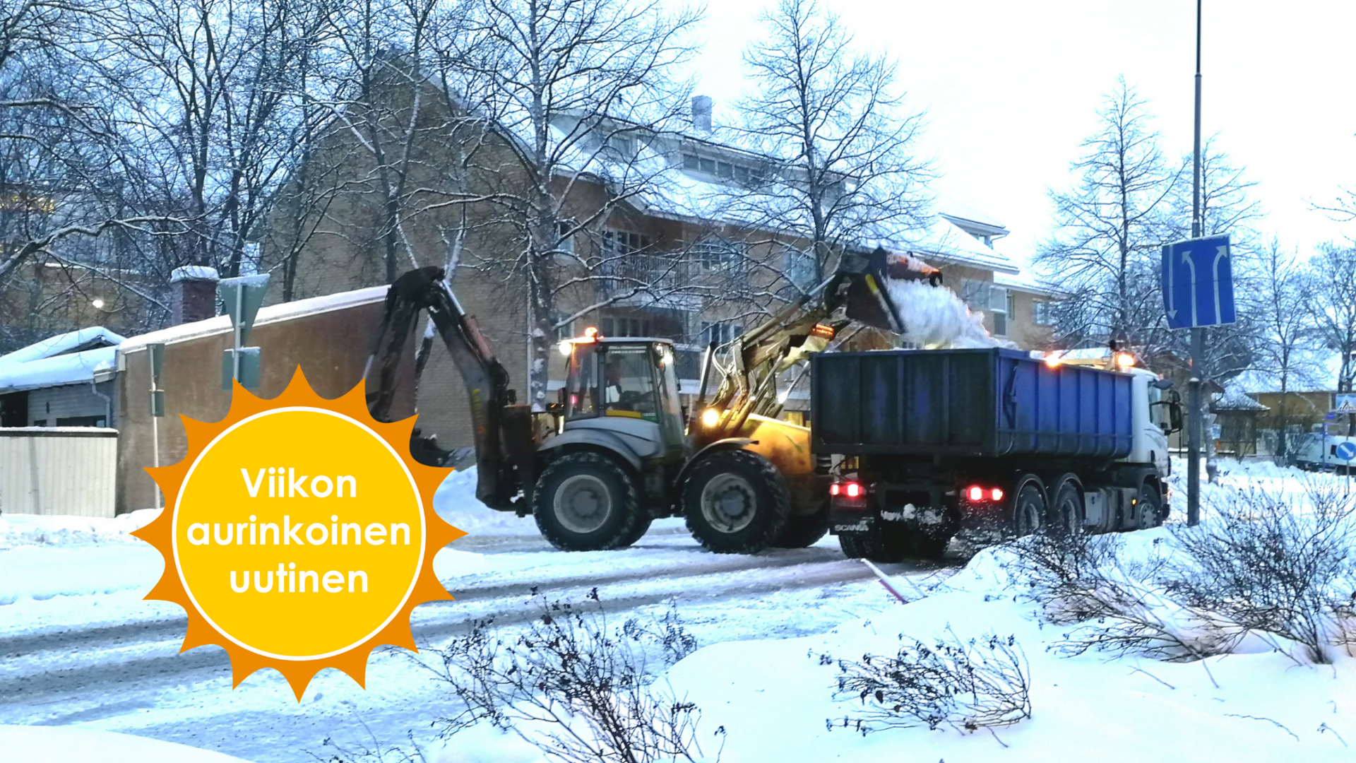 Naantalin keskustassa työkoneet lastaavat kadulta pois lunta.