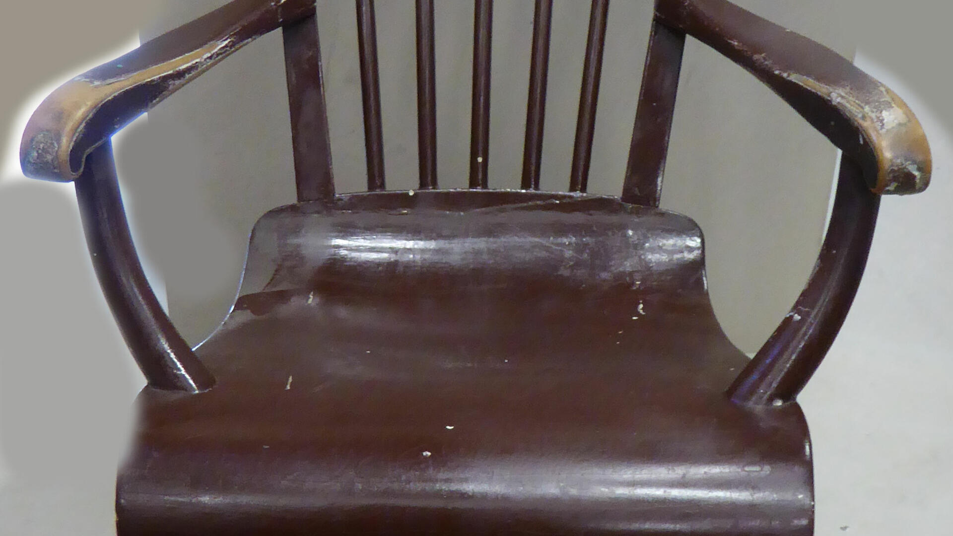 ruskeaksi maalattu keinutuoli