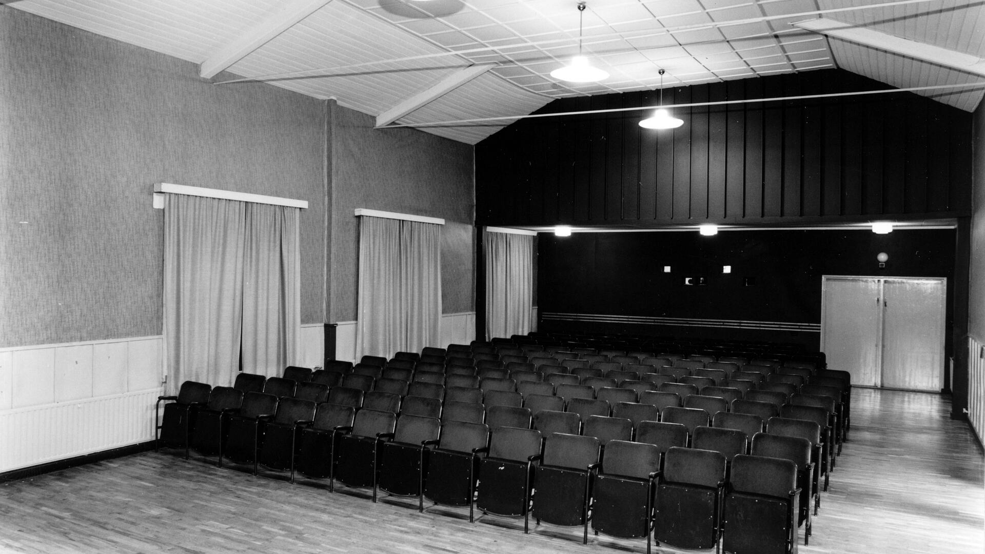 mustavalkoinen valokuva elokuvateatterin katsomosta