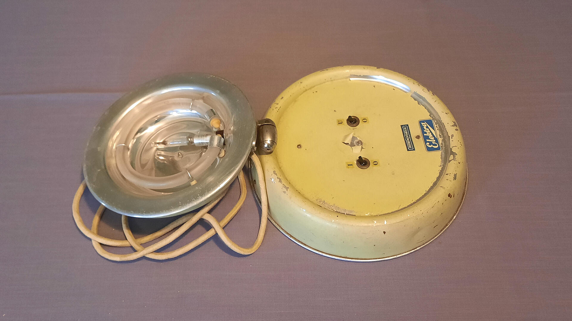 vanhan näköinen lamppu ja metallitausta