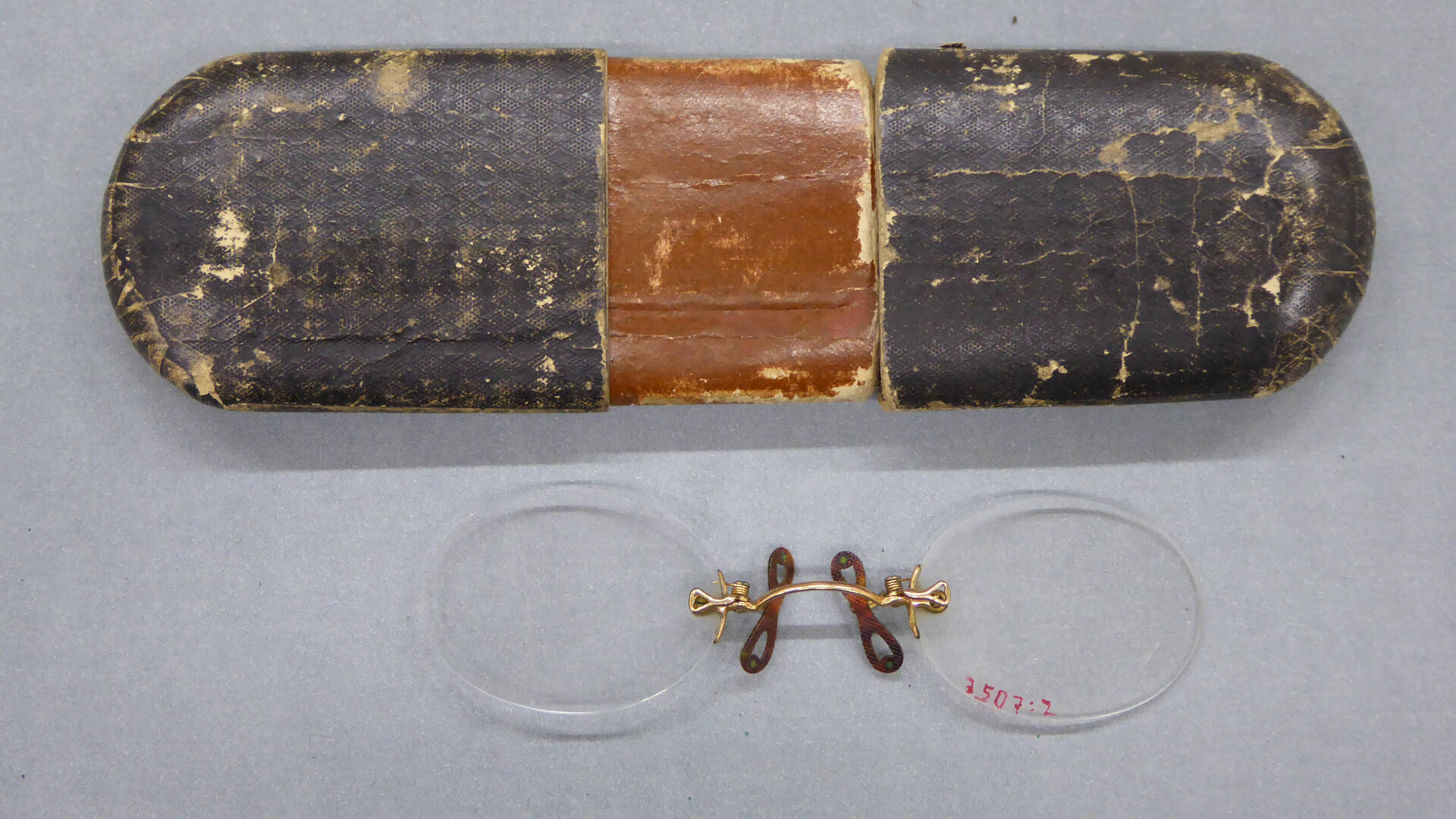 Vanhanaikaiset nenälasit ja niiden kotelo