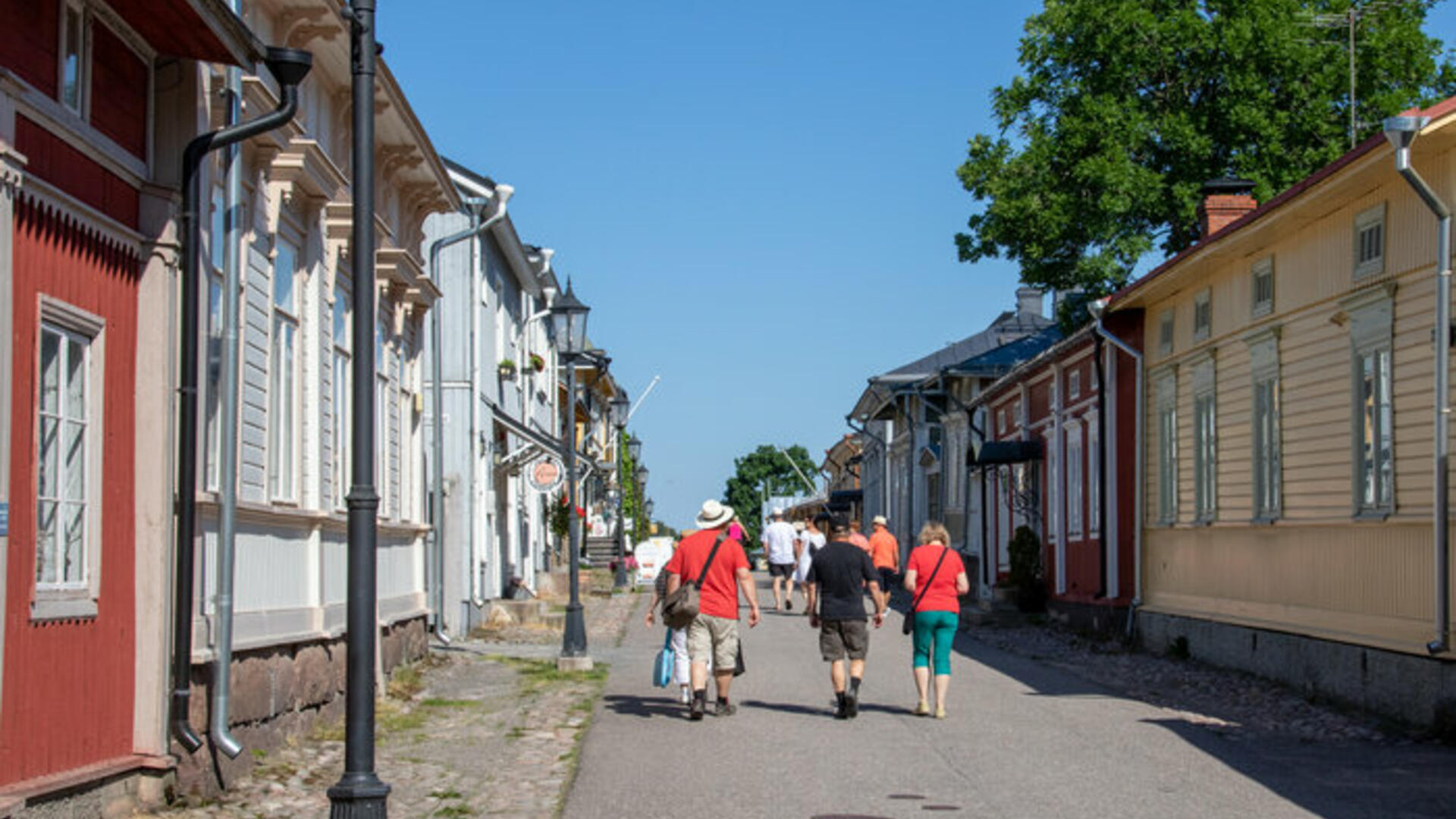 vanhan kaupungin kadulla matkailijoita