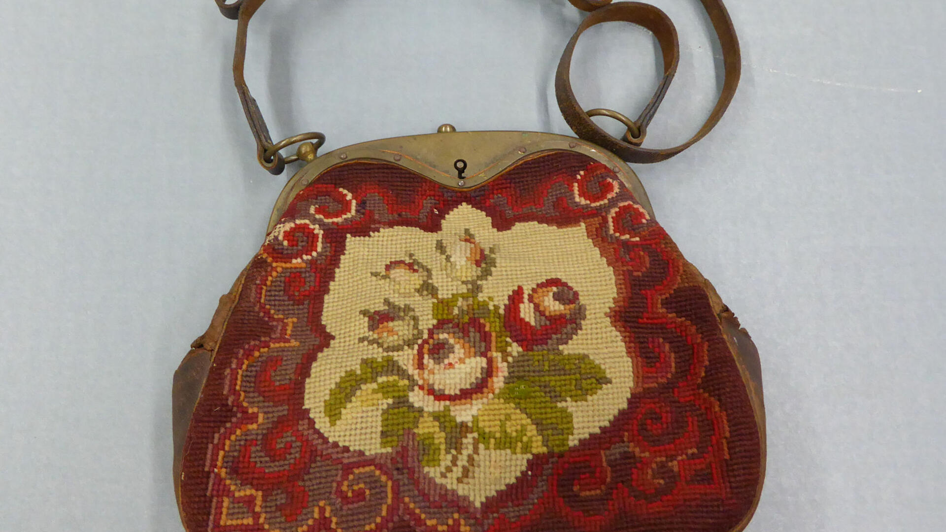 ruusukirjonnalla koristeltu olkalaukku