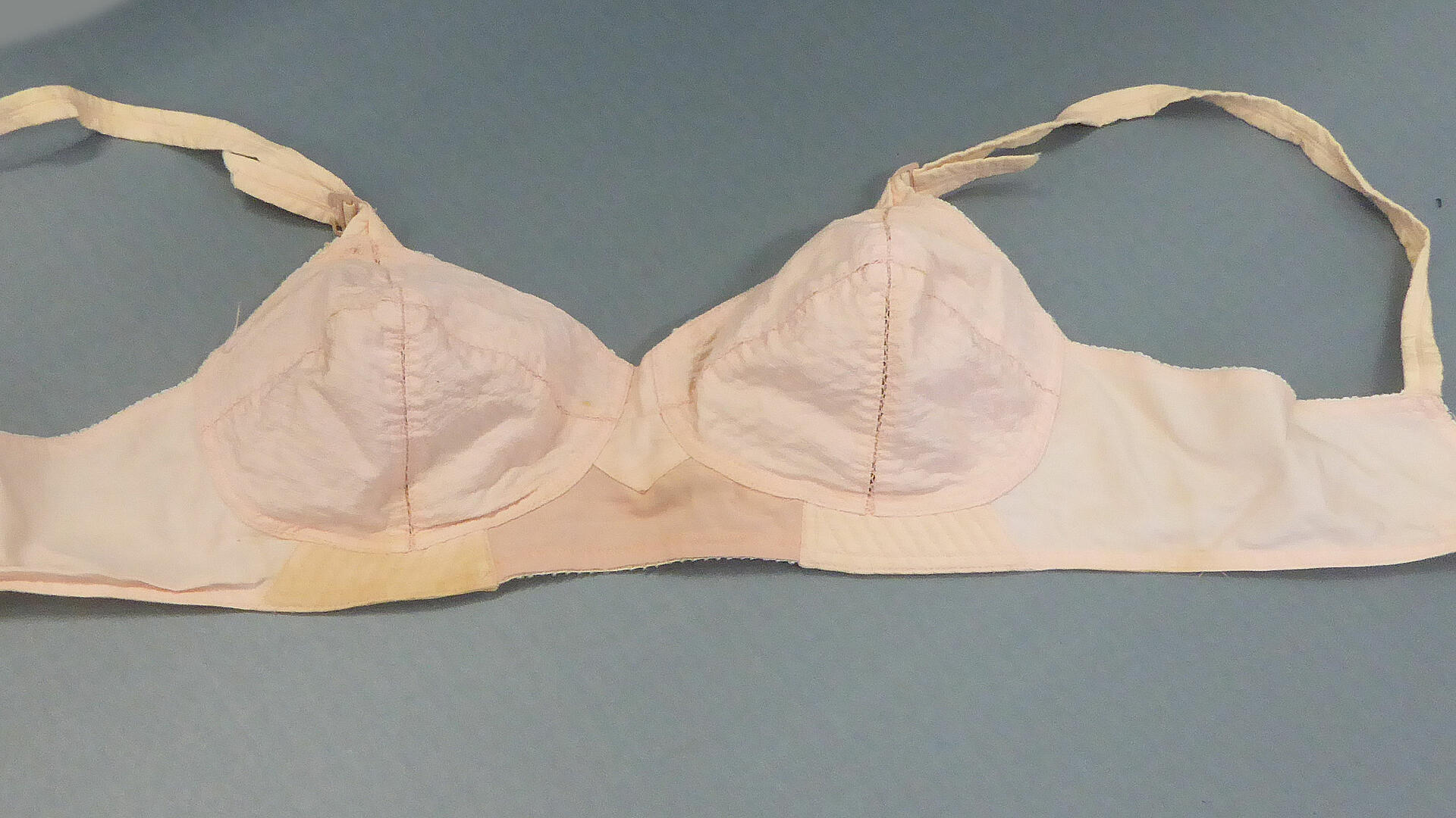 beessinväriset, hieman kuluneet rintaliivit