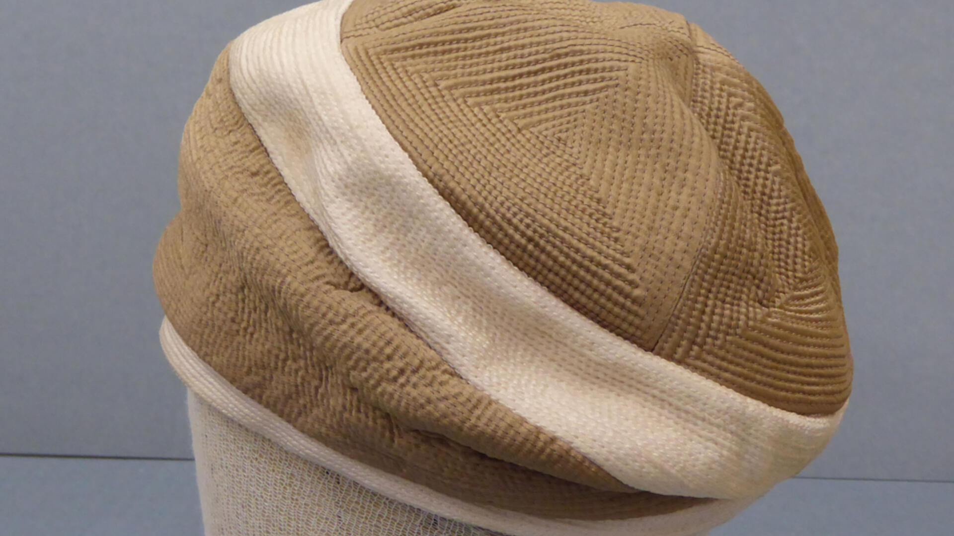 ruskea ja vaalea naisten päähine