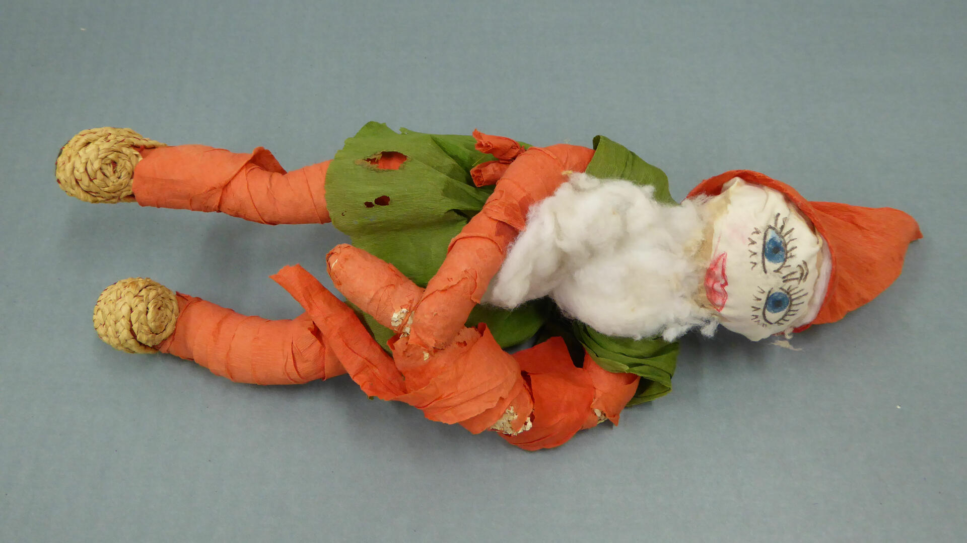 Koristetonttu, osittain risa, makuuasennossa