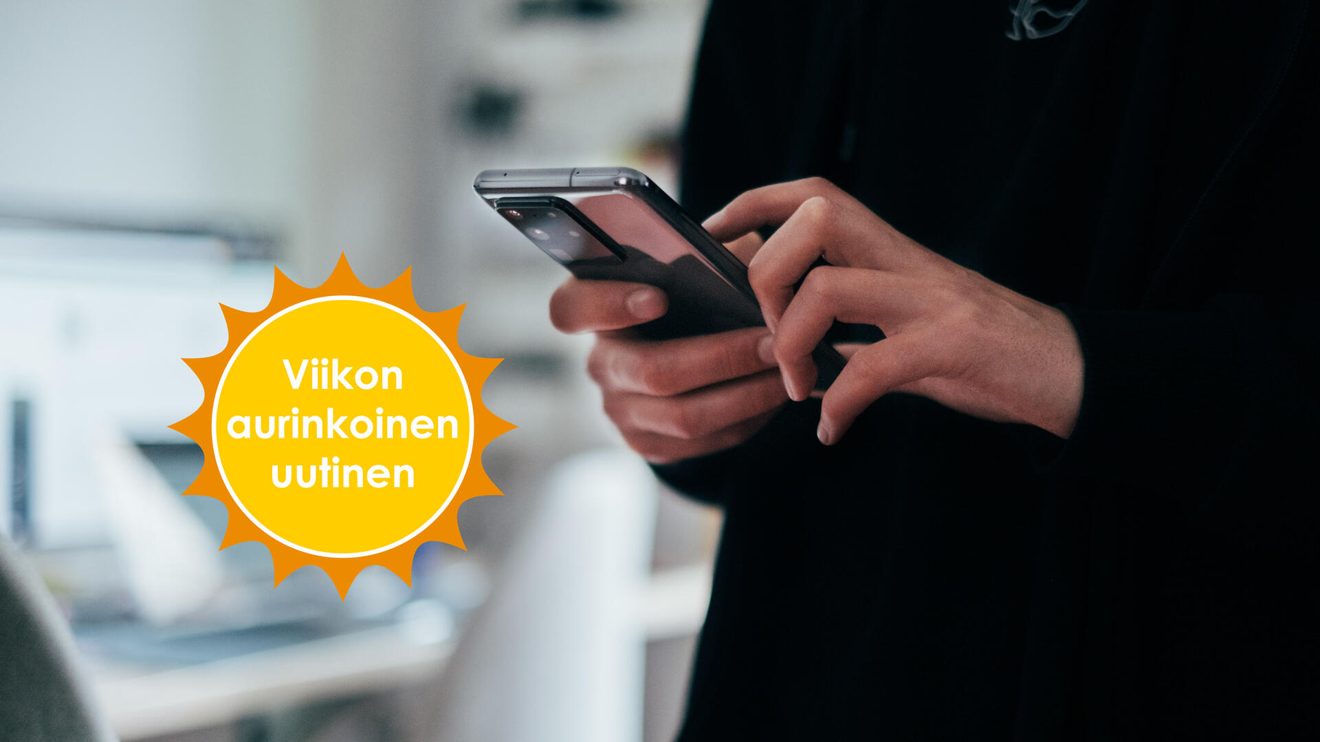 Nainen pitelee kädessään älypuhelinta. Kulmassa Viikon aurinkoinen uutinen -logo.