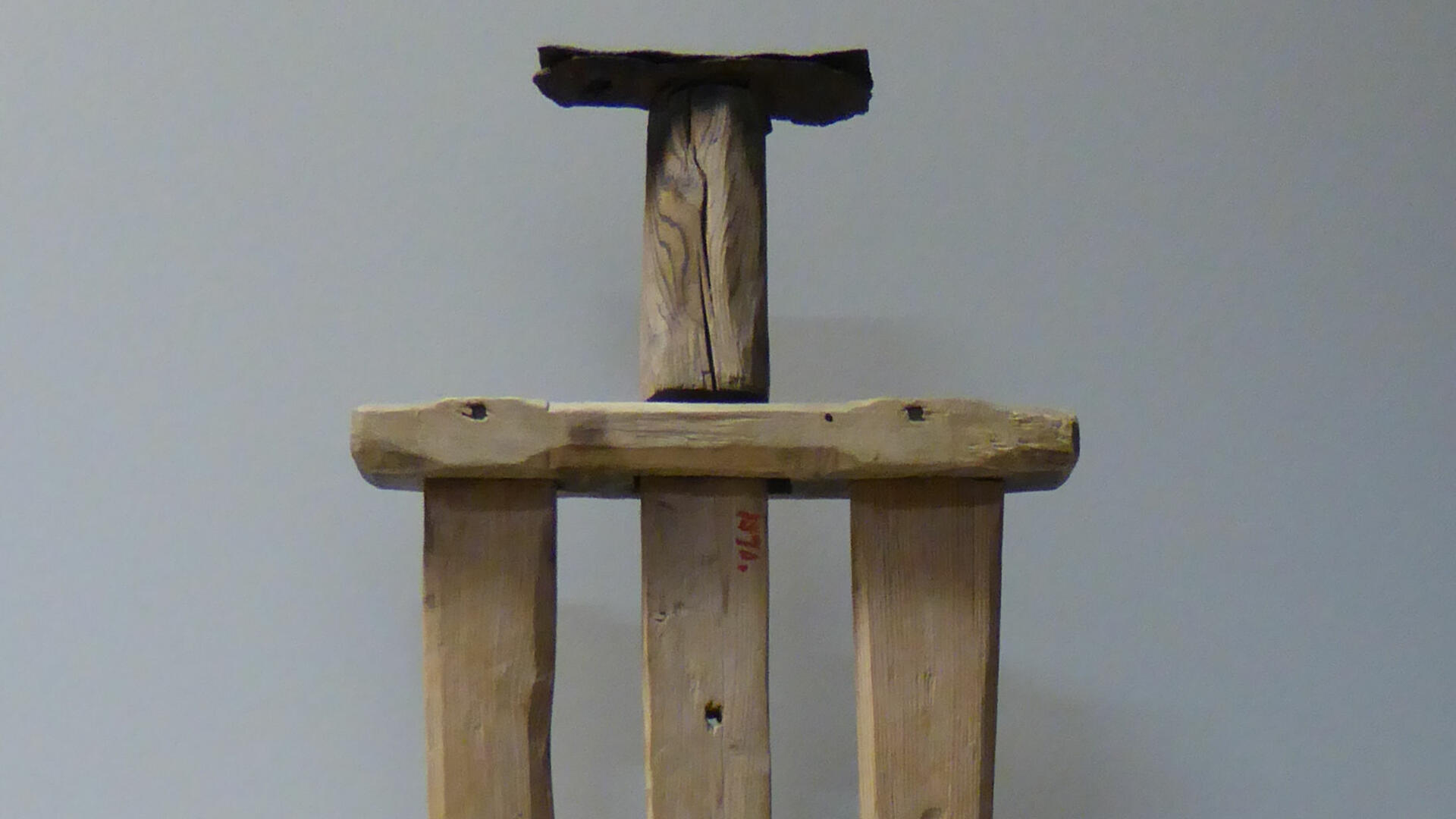 puinen pärepihti joka seisoo lattialla