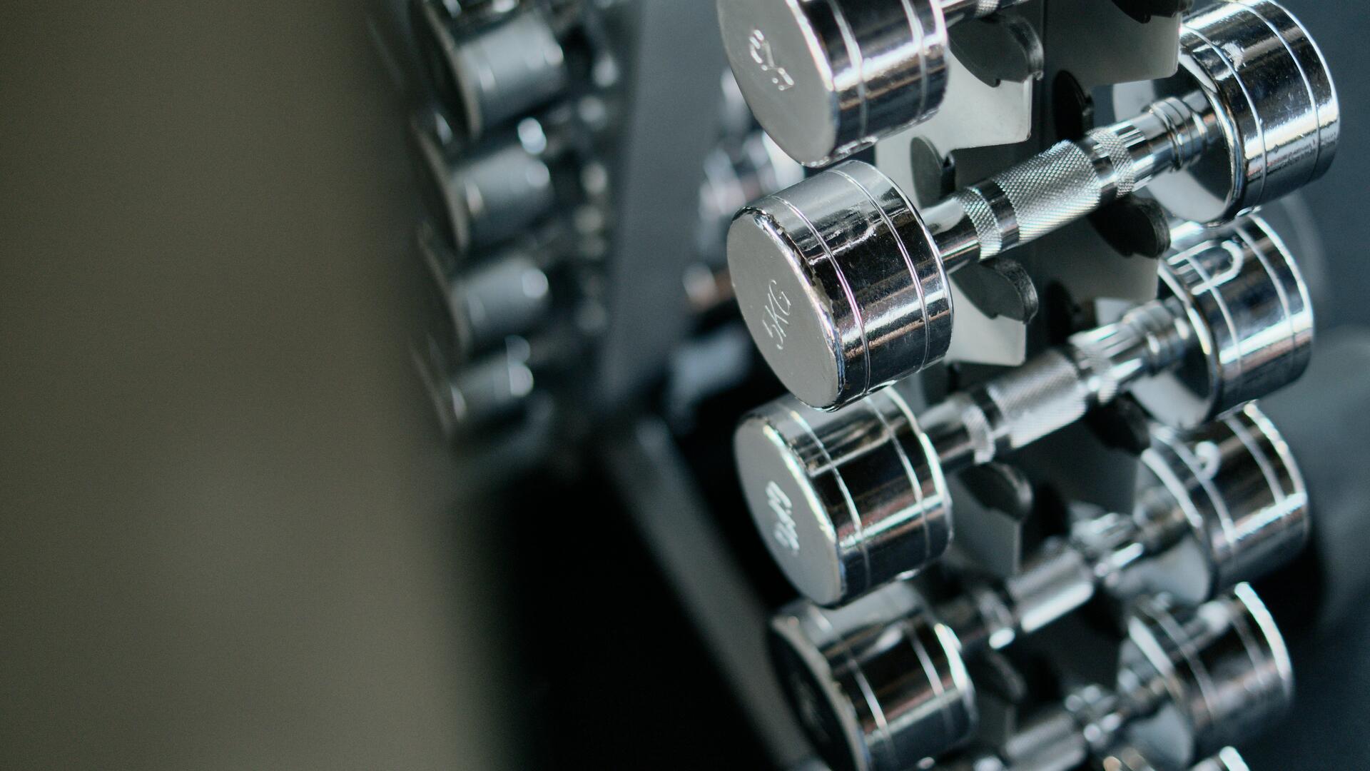 Käsipainoja kuntosalilla.