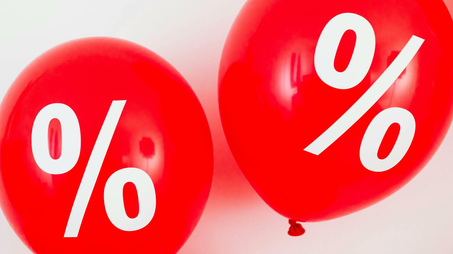 Punaisissa ilmapalloissa on prosenttimerkit.