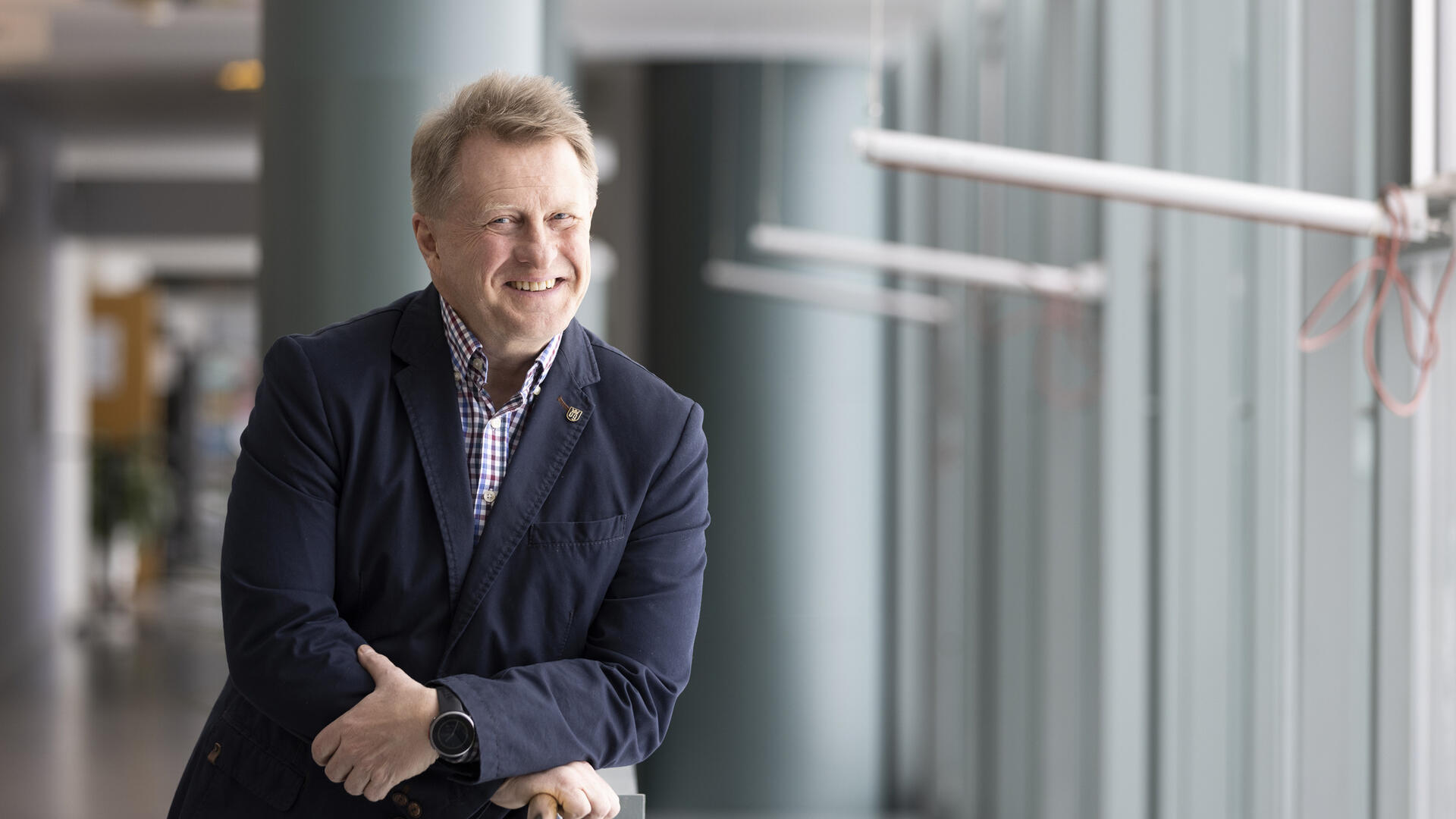 Hymyilevä Reima Ojala Naantalin kaupungintalon käytävällä.