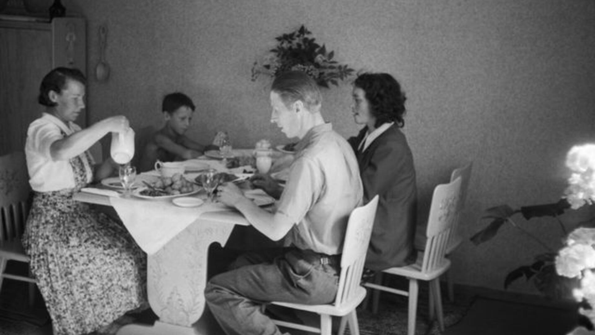 Perhe ruokalilemassa.