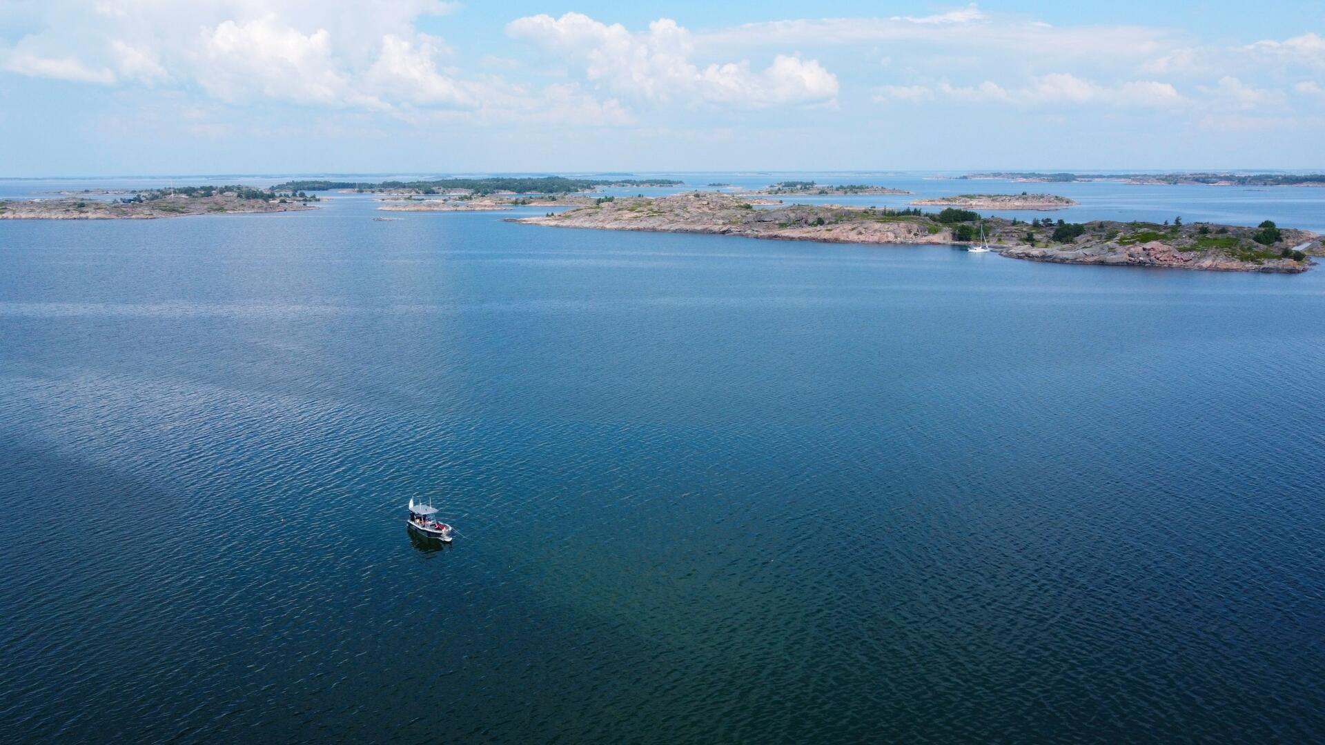 Vene keskellä aavaa merta.